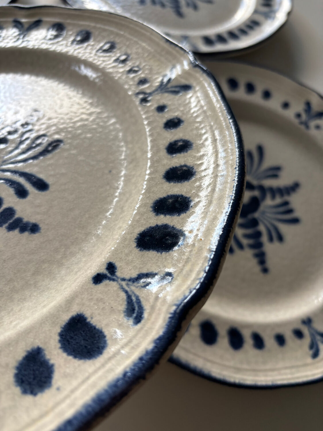 Assiettes en grès faïencerie de Pornic