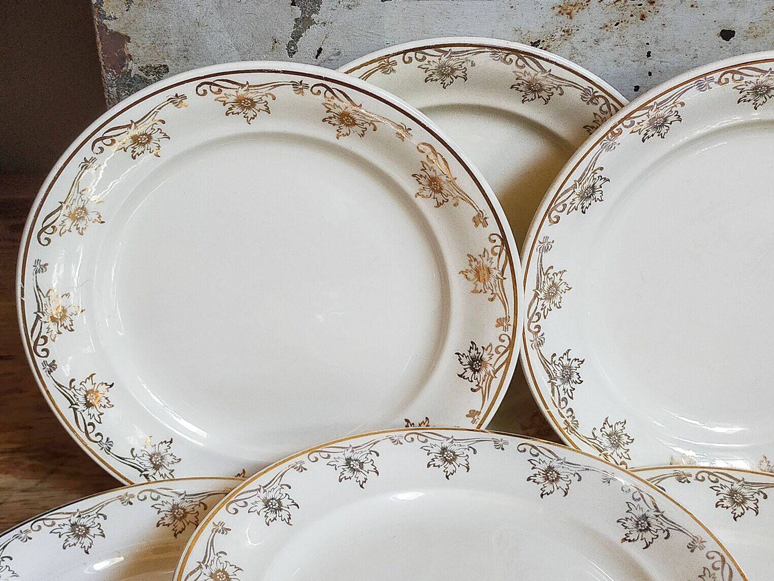 Eight Villeroy & Boch dessert plates with gold decor