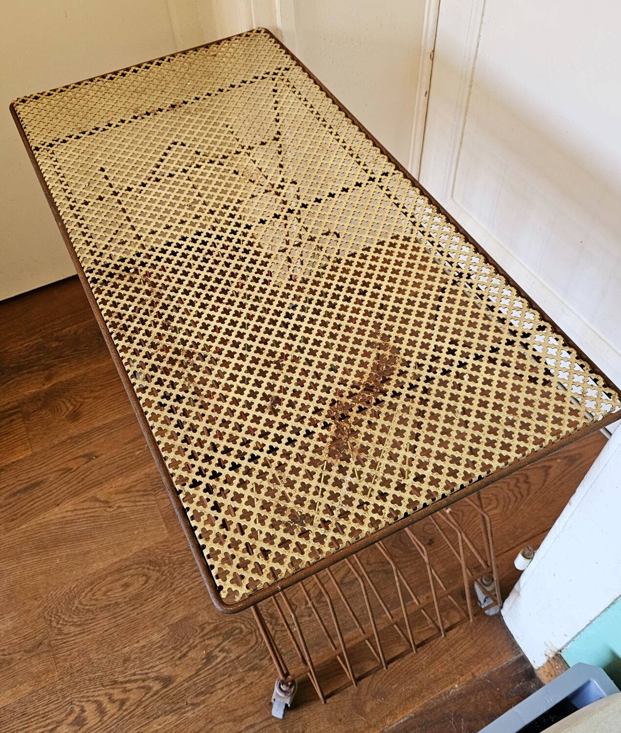 Metal vinyl coffee table