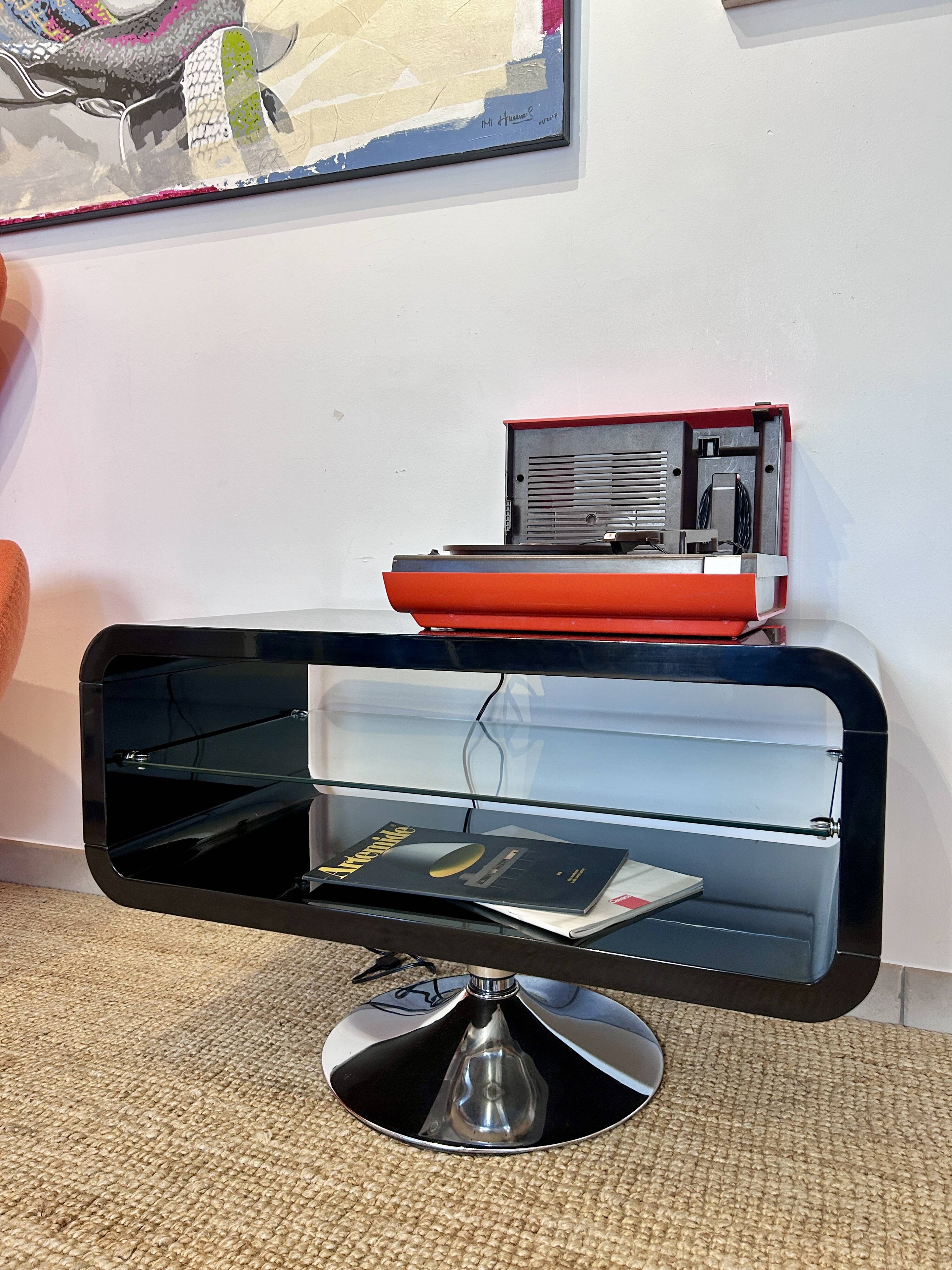 Side table with tulip base in chrome