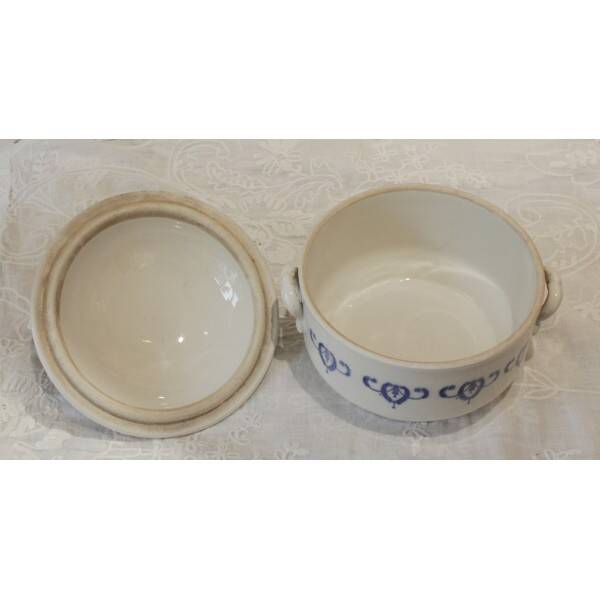 Small soup tureen, covered pot, in Saint Uze earthenware, early 20th century.