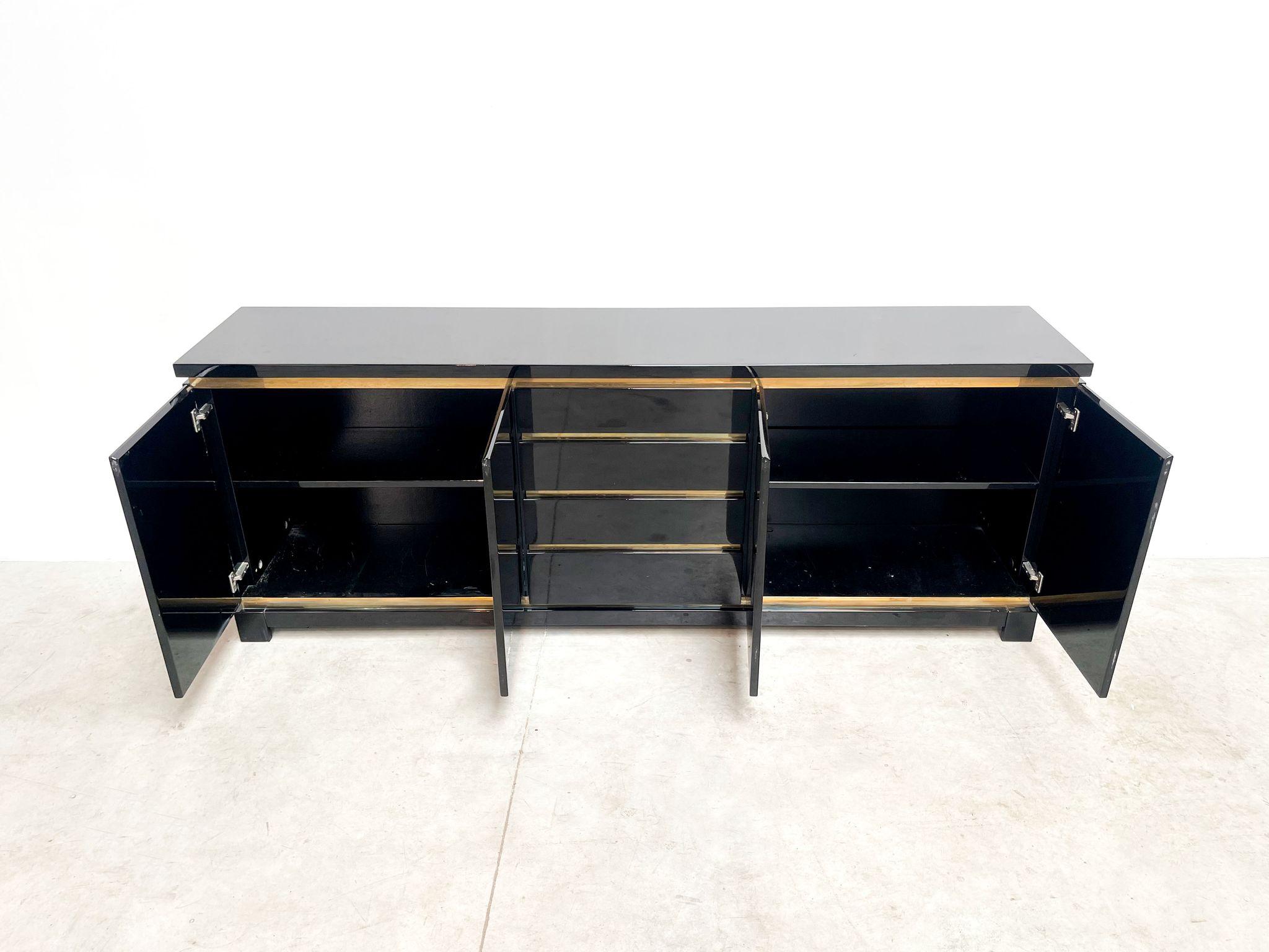 Credence laquée, années 1970