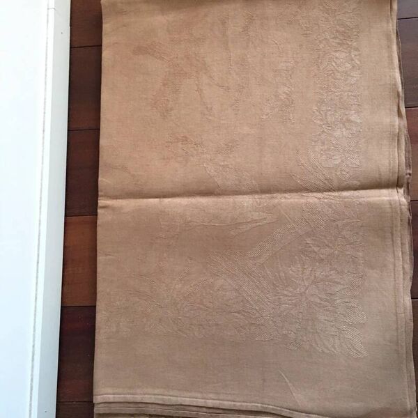 Nappe ancienne en damassée, décor de chasse brodée SV