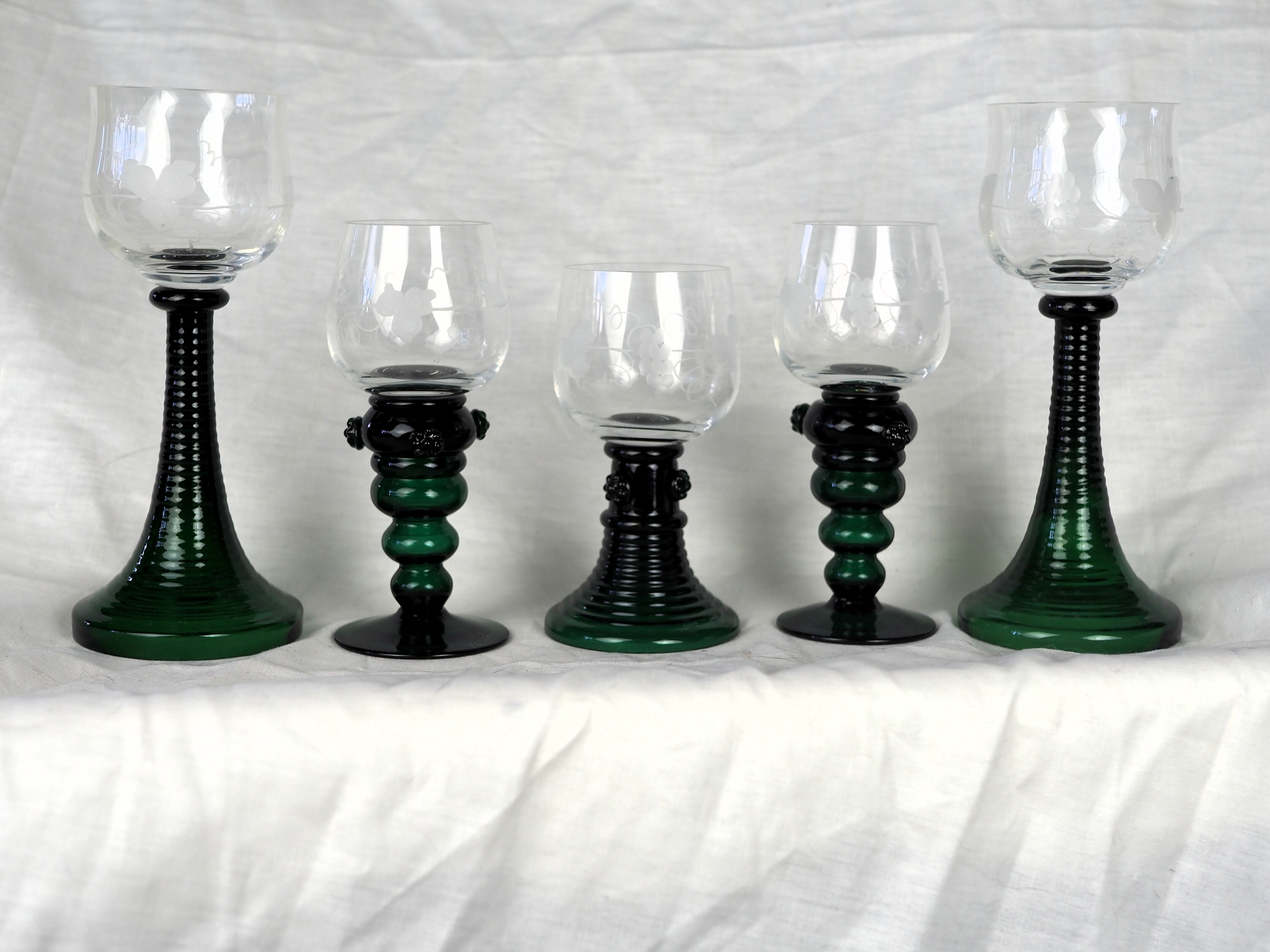 Set of 5 green römer glasses engraved with vine pattern - Bavarian crystal - 70s / 80s