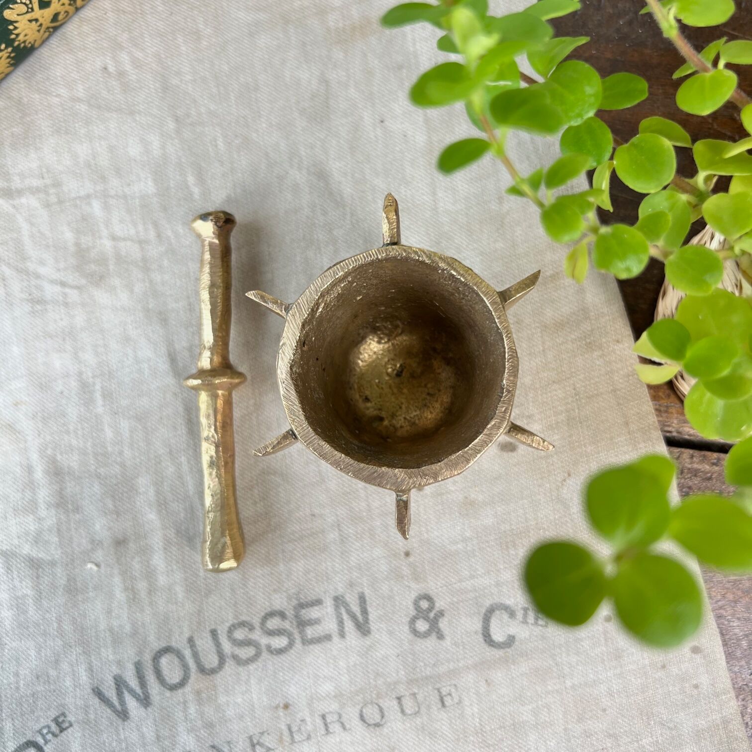 Bronze mortar with pestle