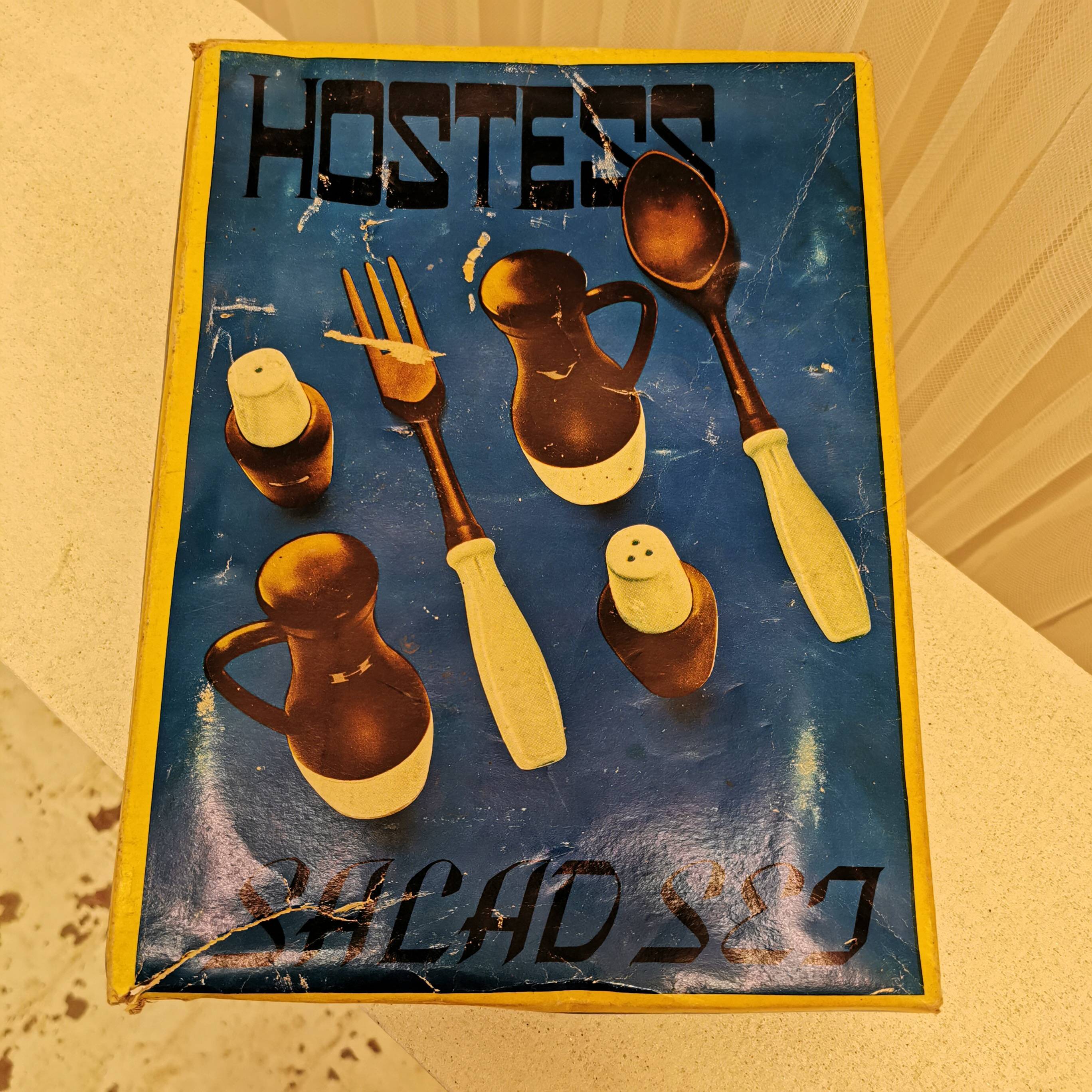 Porcelain and wood salad service