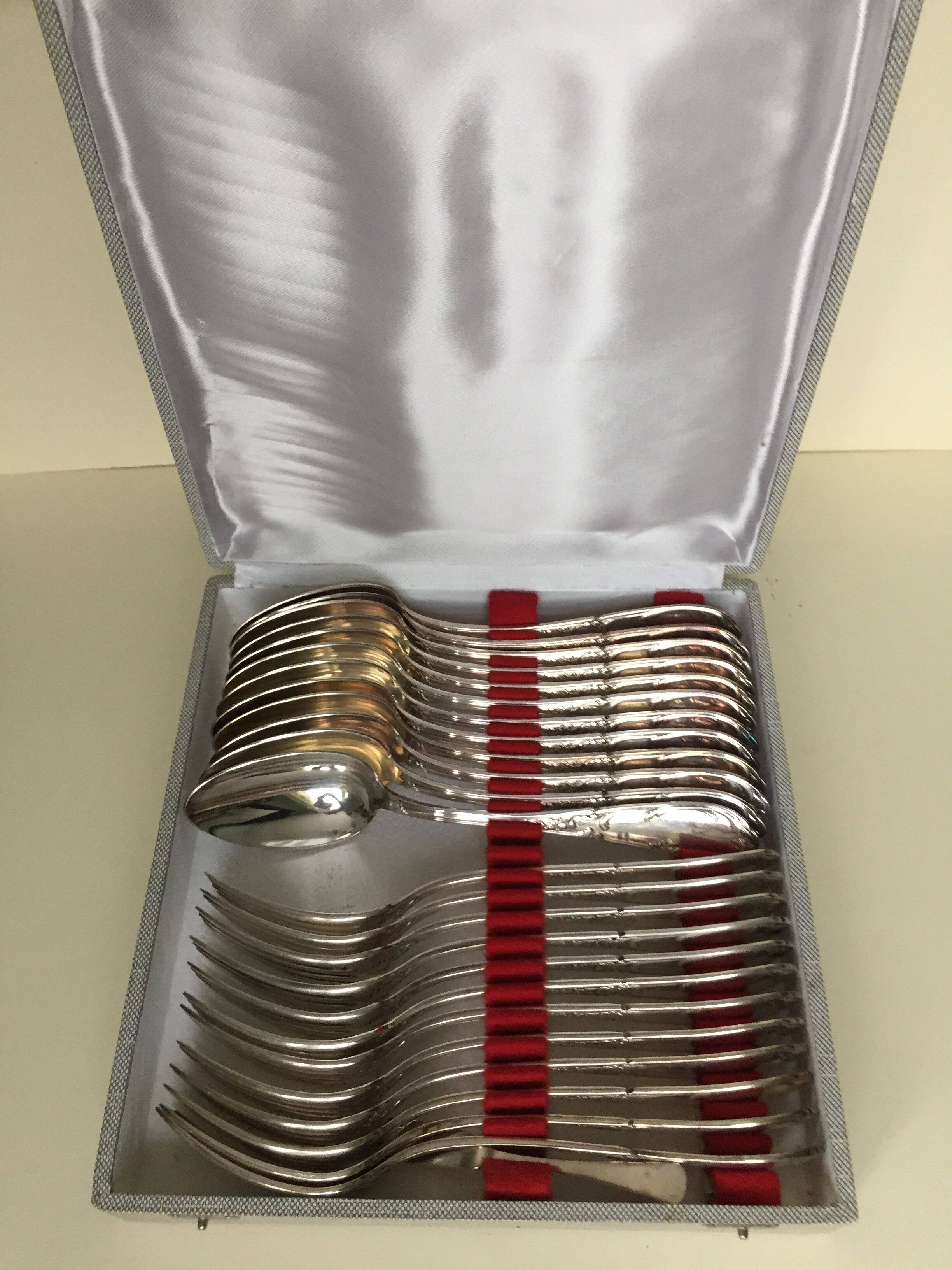 Silver metal housewife with 12 forks et 12 spoons