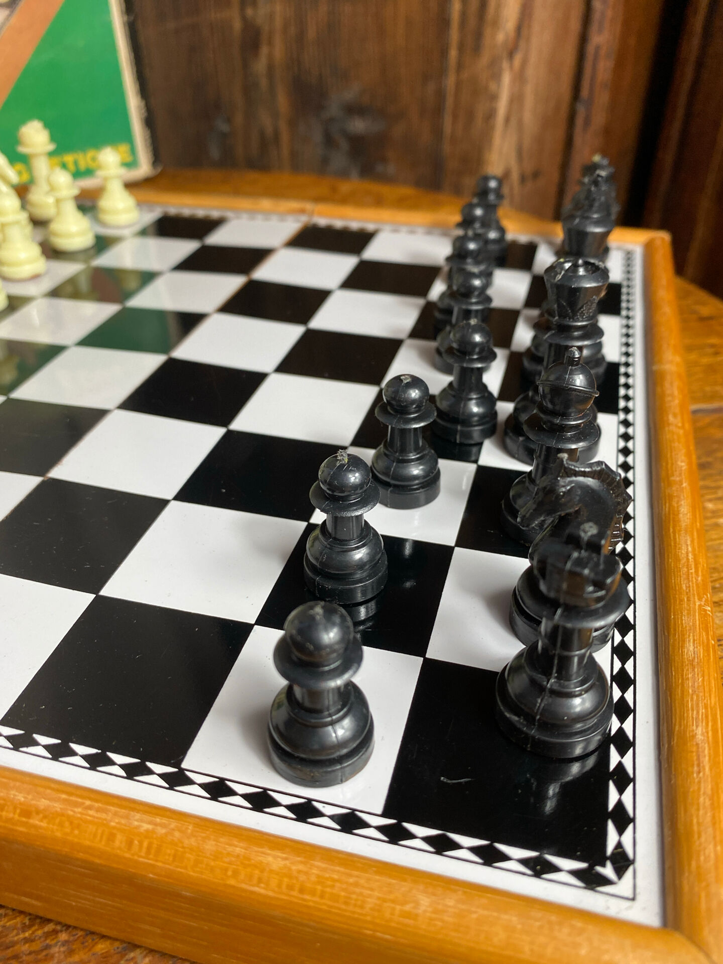 Magnetic and foldable chess set