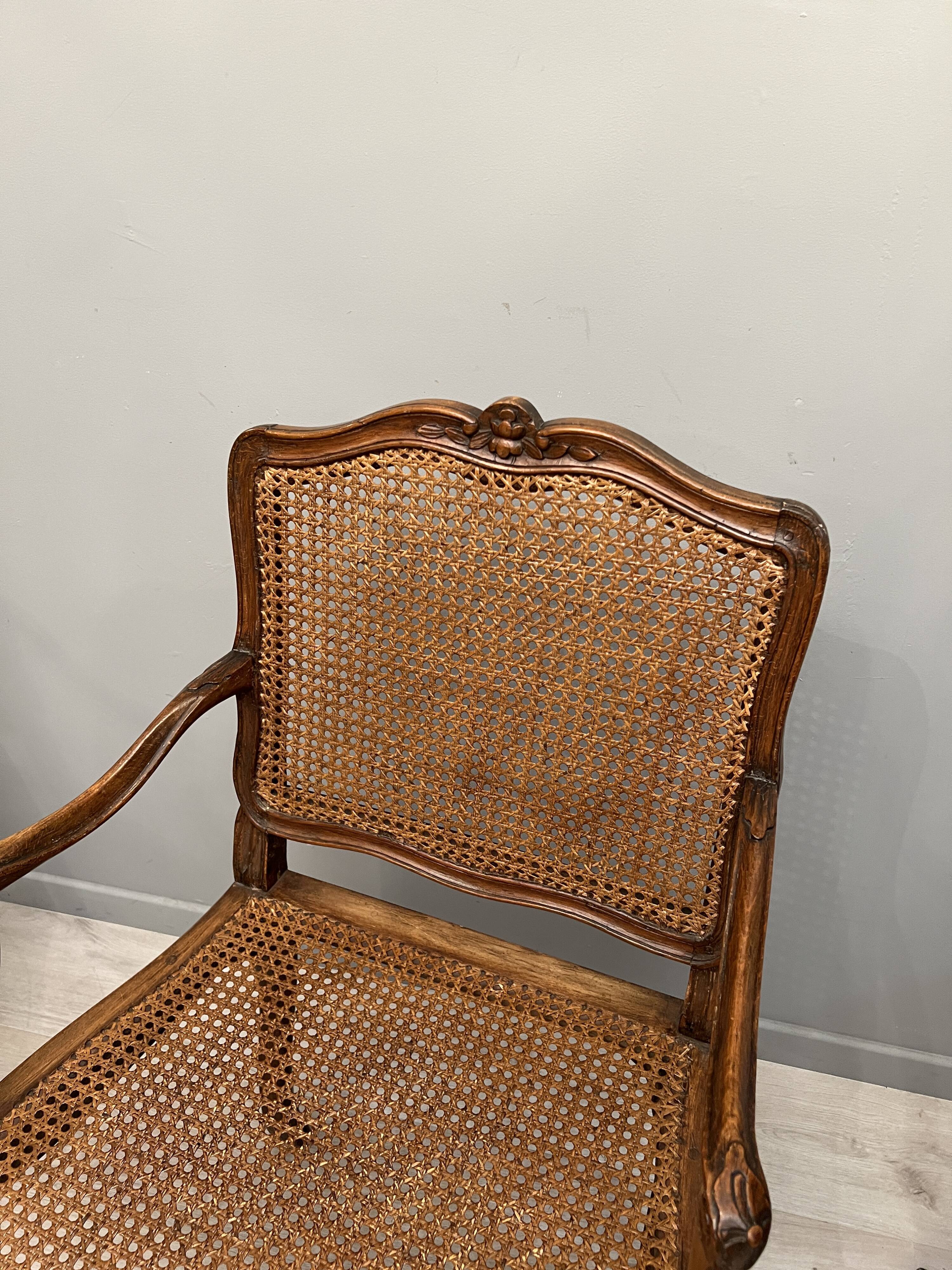 Paire de fauteuils cannés moulures et sculptes d'epoque régence