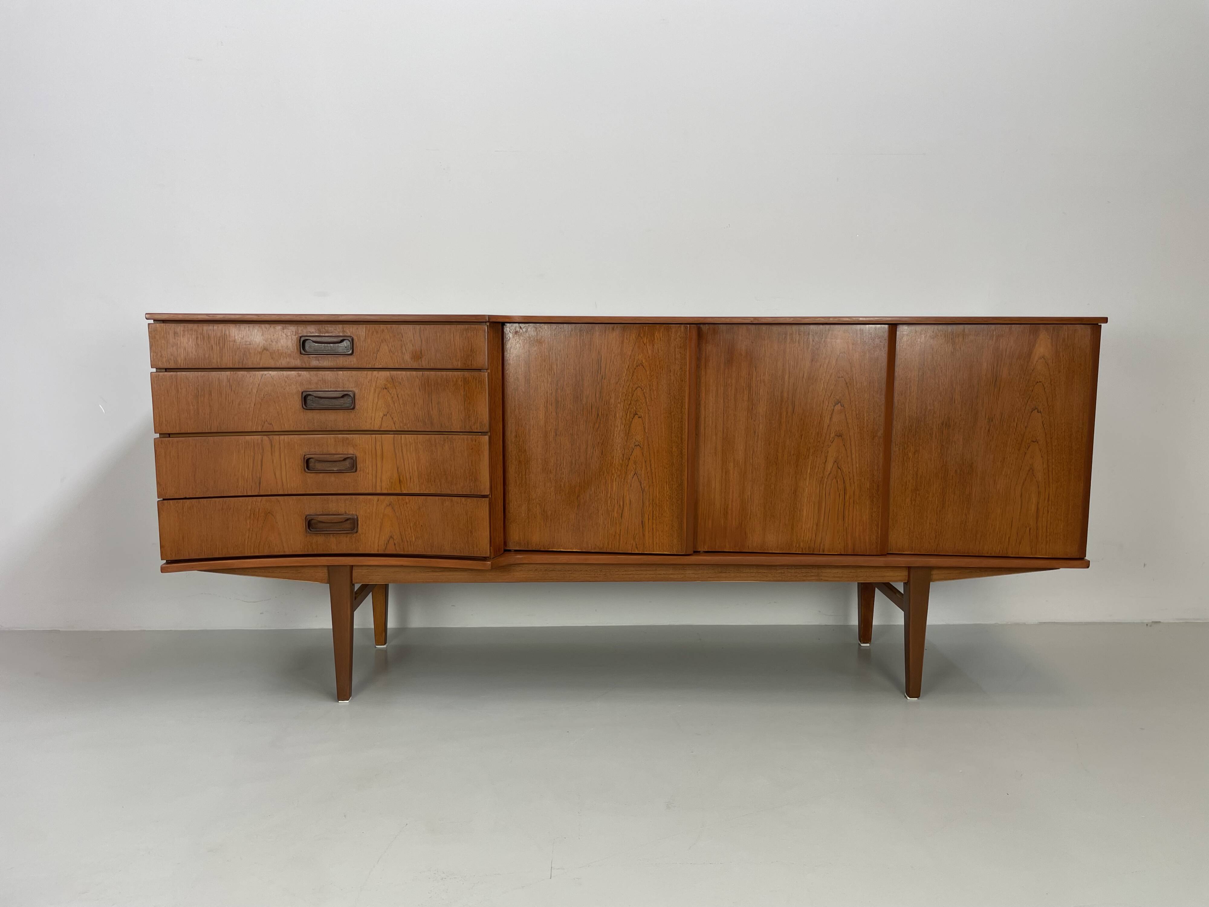 Buffet vintage unique et très rare des années 60.