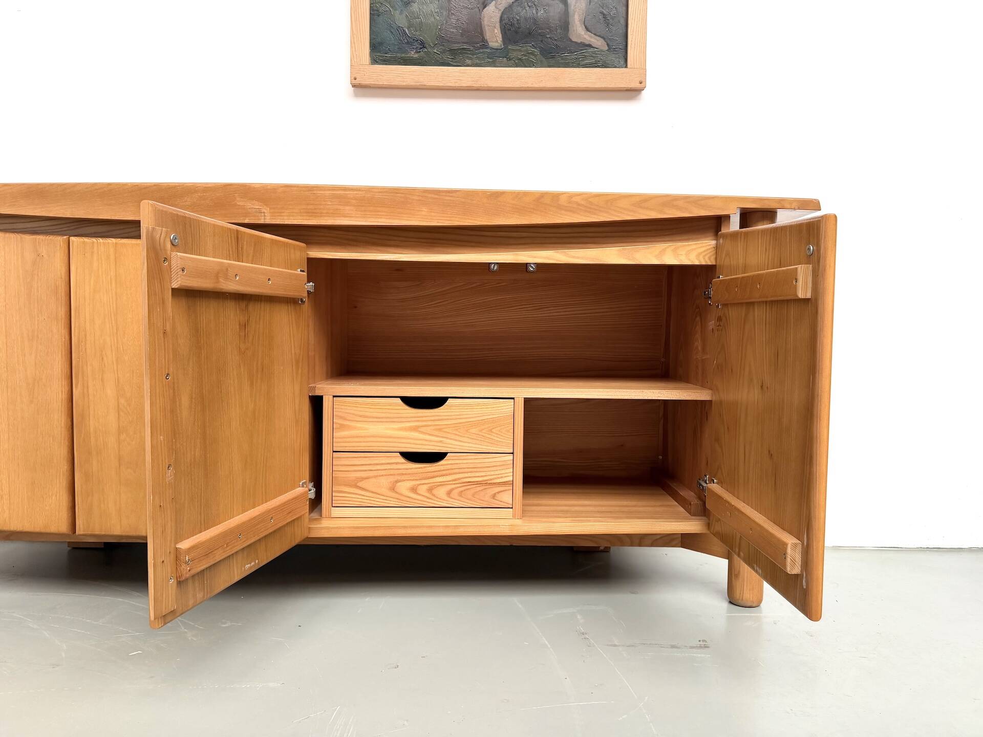 Enfilade galbée Maison Regain en orme massif, 1970