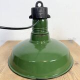 Lampe à suspension industrielle en émail vert, années 1960
