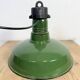Lampe à suspension industrielle en émail vert, années 1960