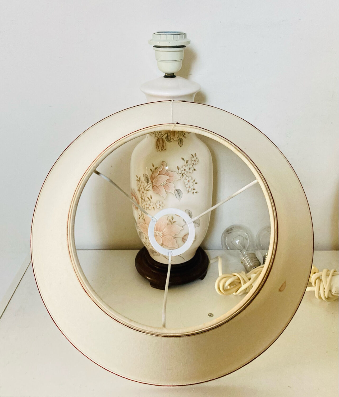 Asian lamps in earthenware from the 1970s/80s with handmade floral decoration.