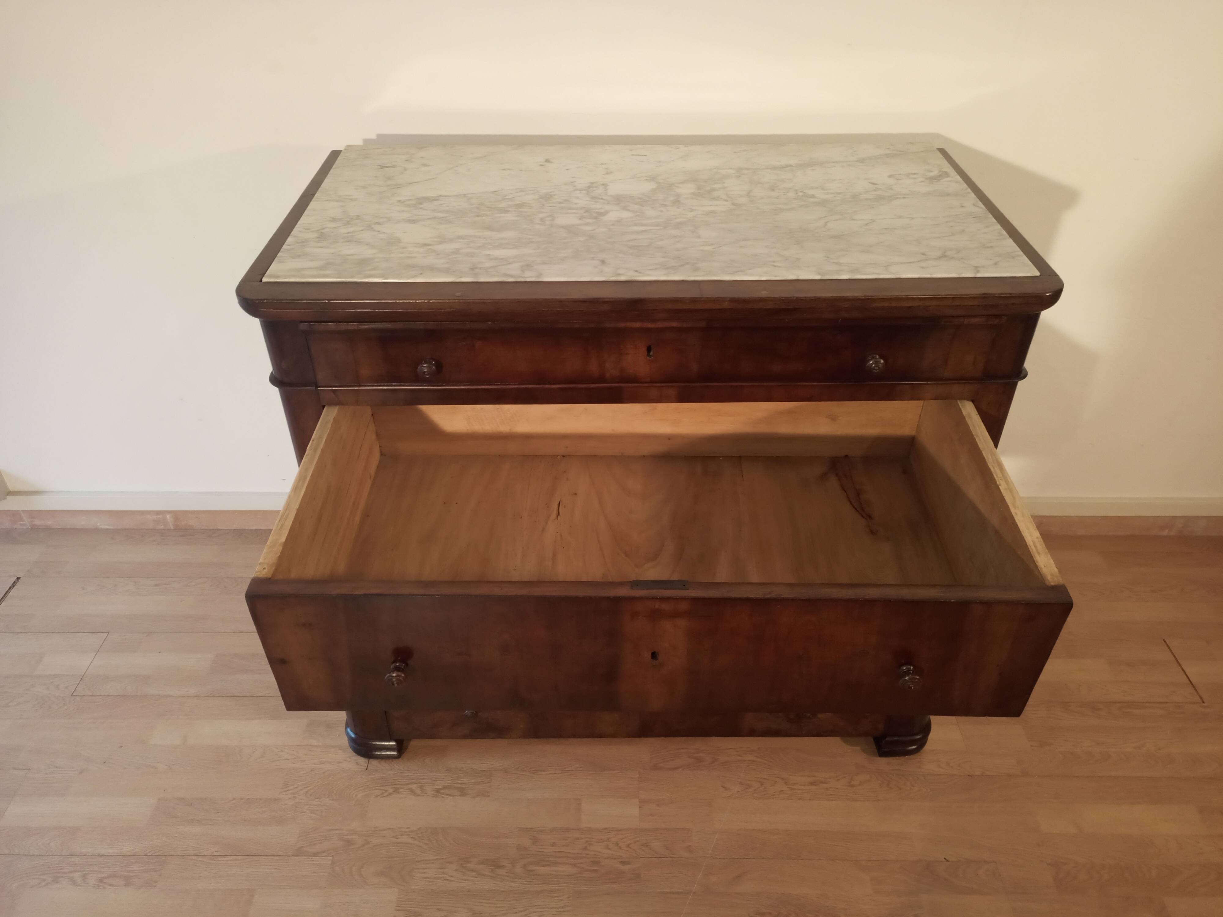 Commode italienne à quatre tiroirs en noyer de la fin du XIXe siècle