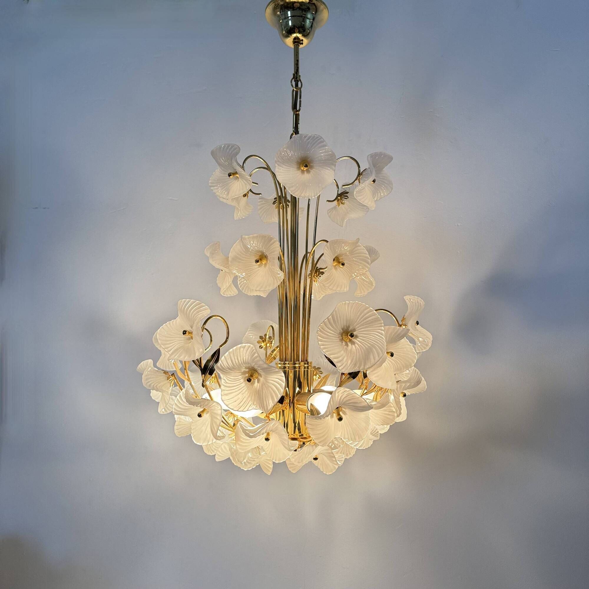 Lustre milieu du siècle avec fleurs en verre, années 1970