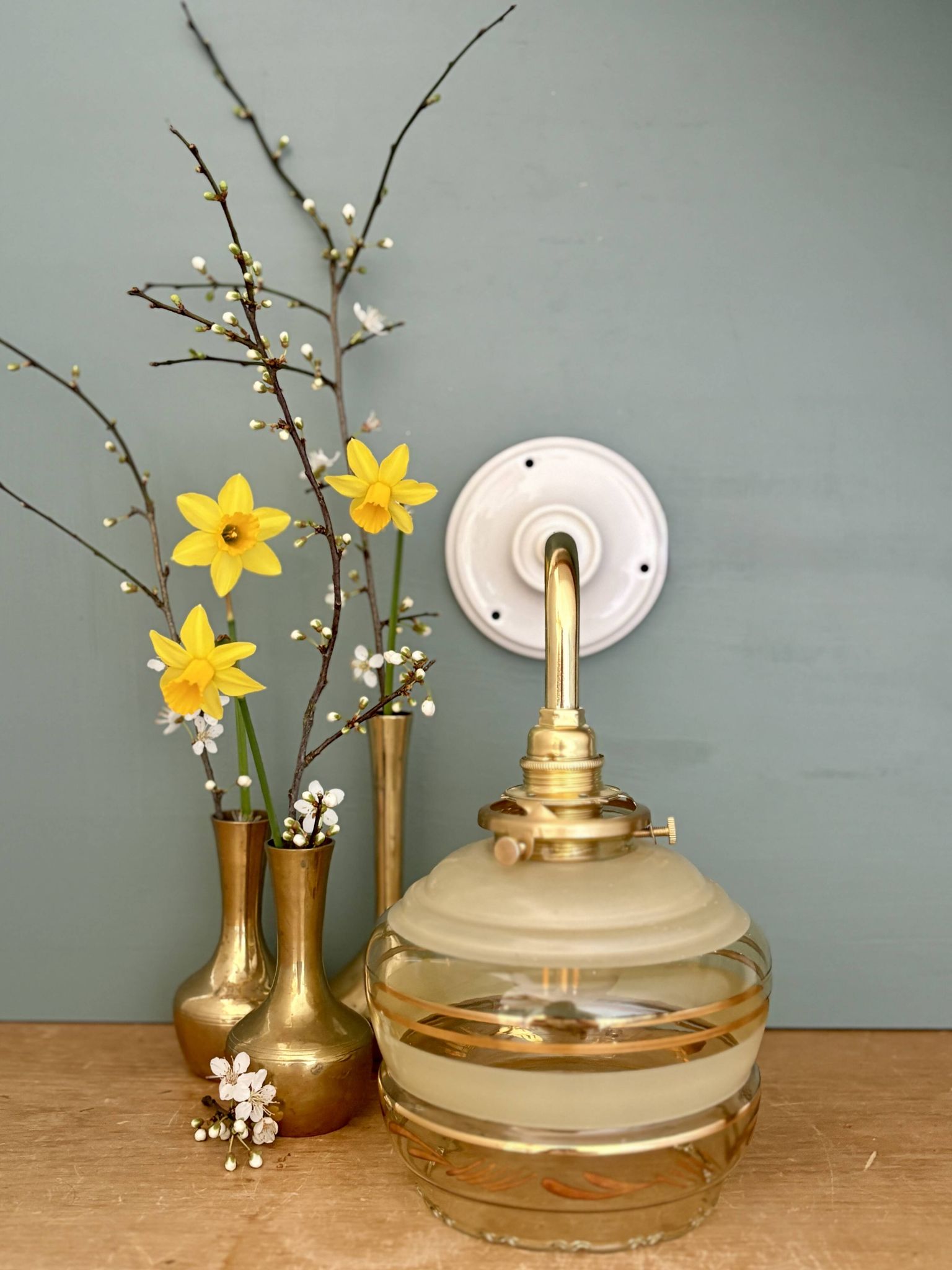 Applique coudée globe vintage en verre jaune et doré