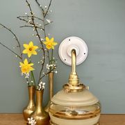 Applique coudée globe vintage en verre jaune et doré
