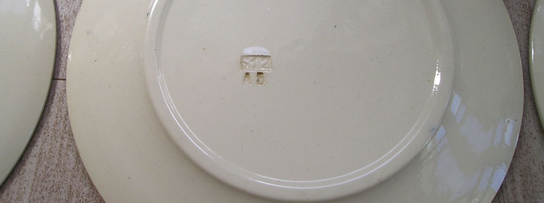 Lot de 12 assiettes plates anciennes en faience