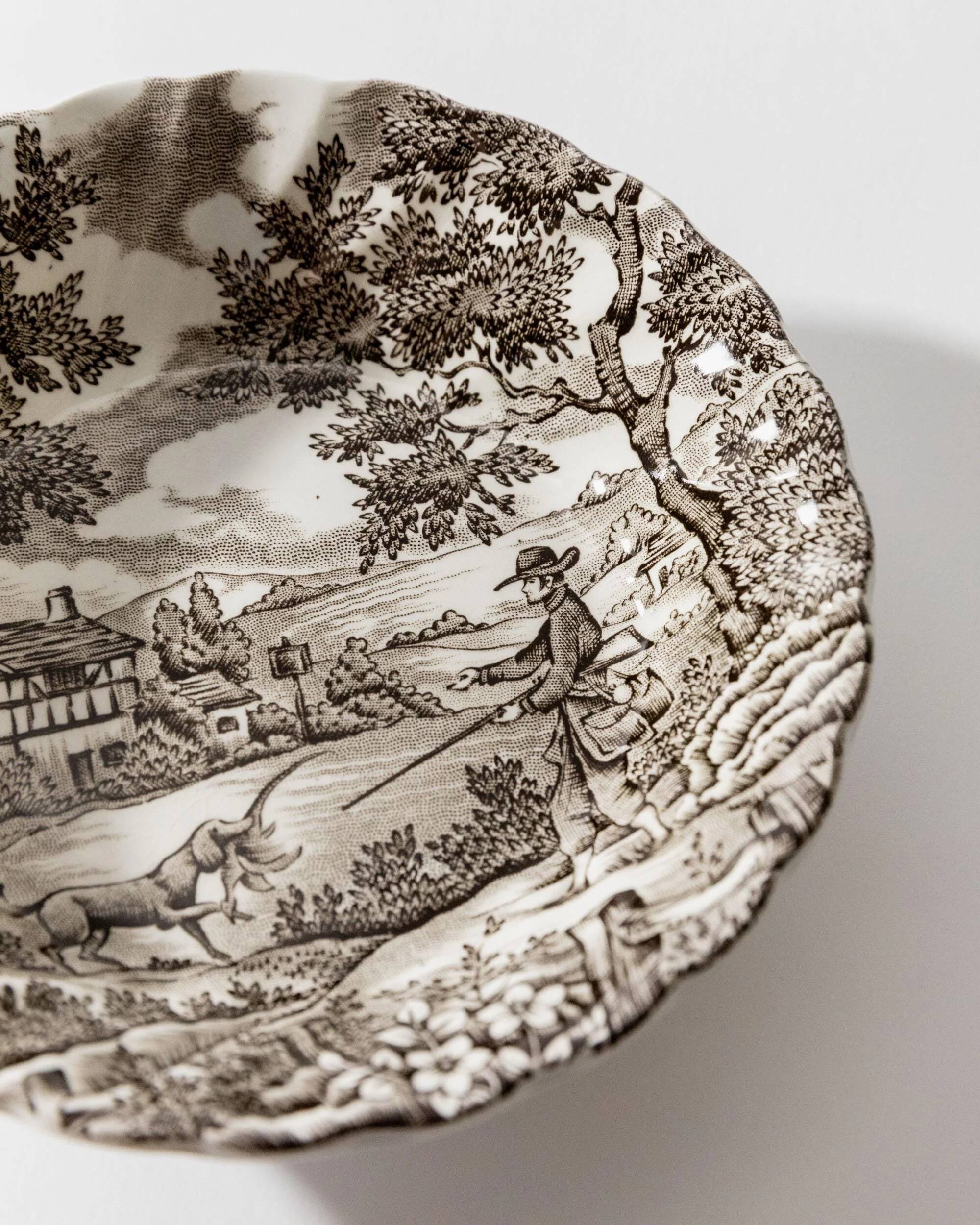 Vintage 1980s table service "The Hunter" by Myott, 11 pieces, bowls and plates in porcelain, brown and beige pattern, made in England.