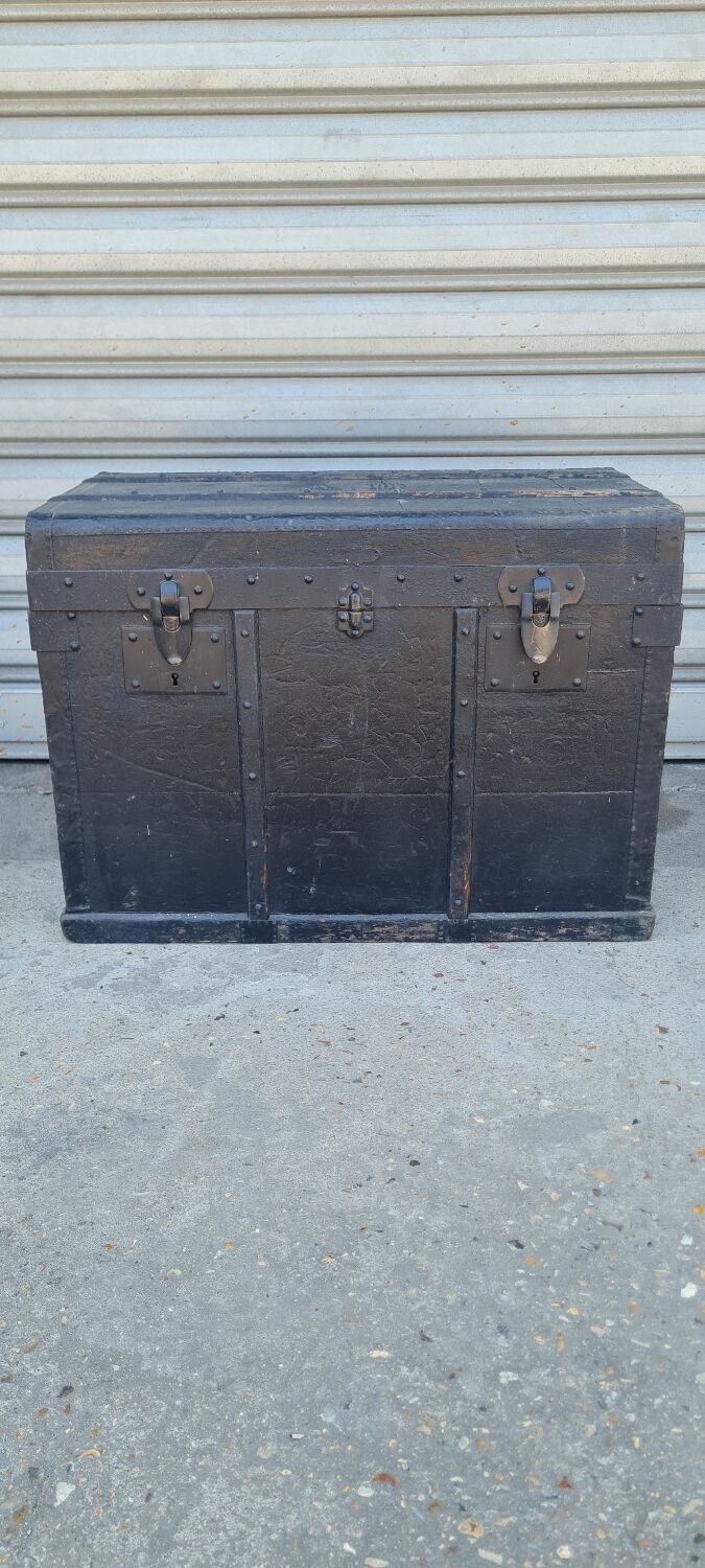 Old trunk lavolaille Paris