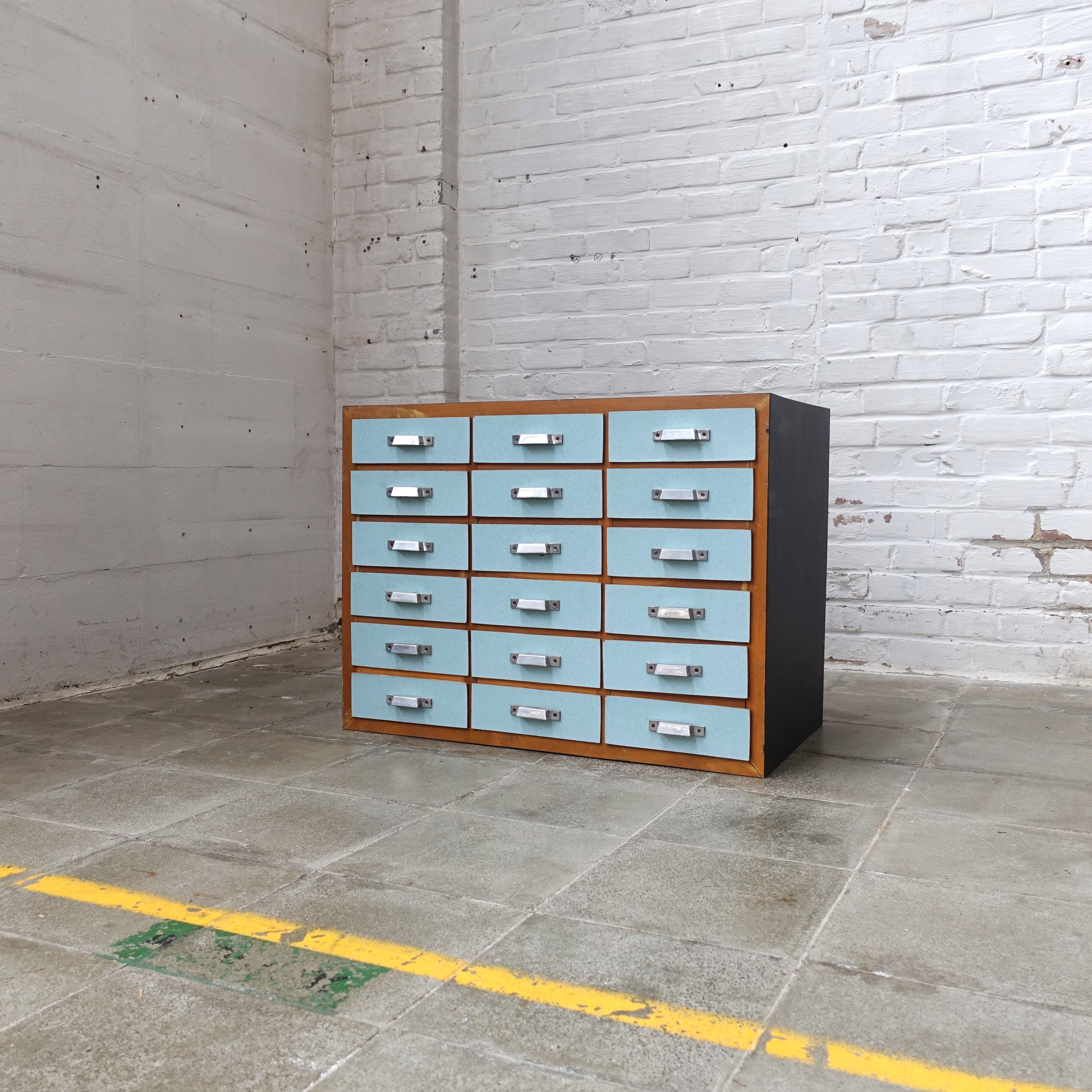 Armoire à tiroirs industrielle colorée