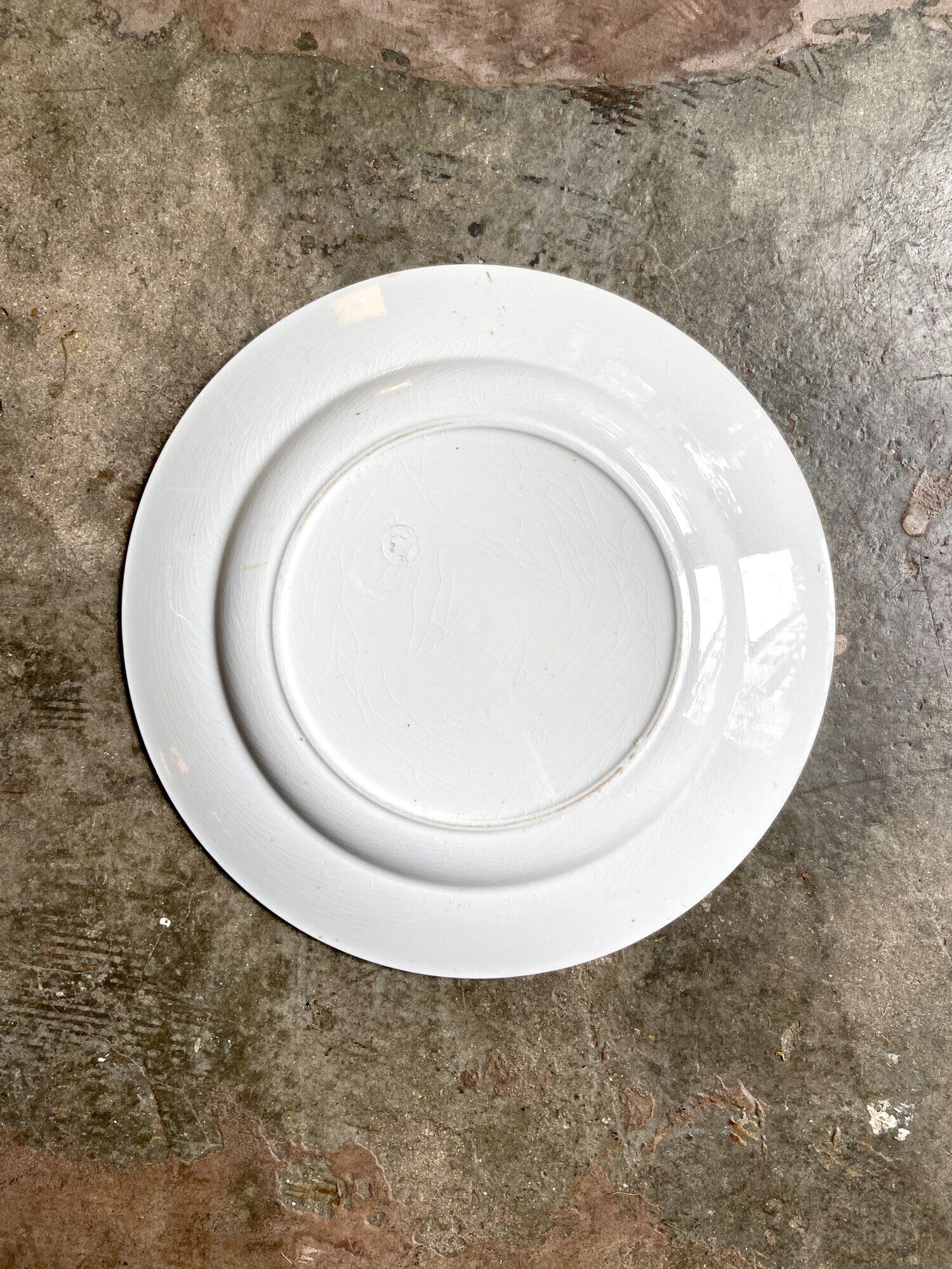 Plat rond longwy en terre de fer blanche et marron