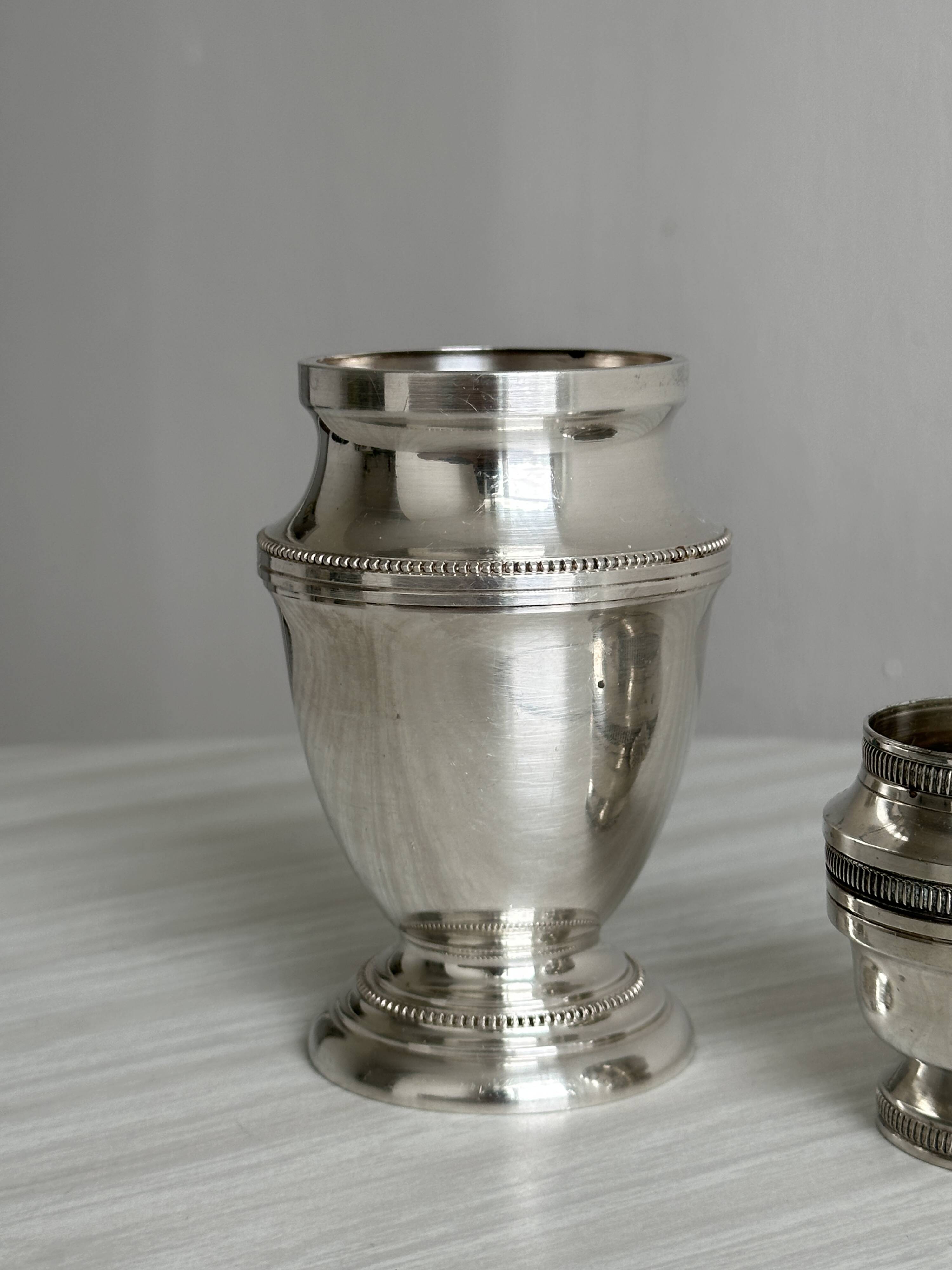 Silver metal duo, small vase and decorative pot