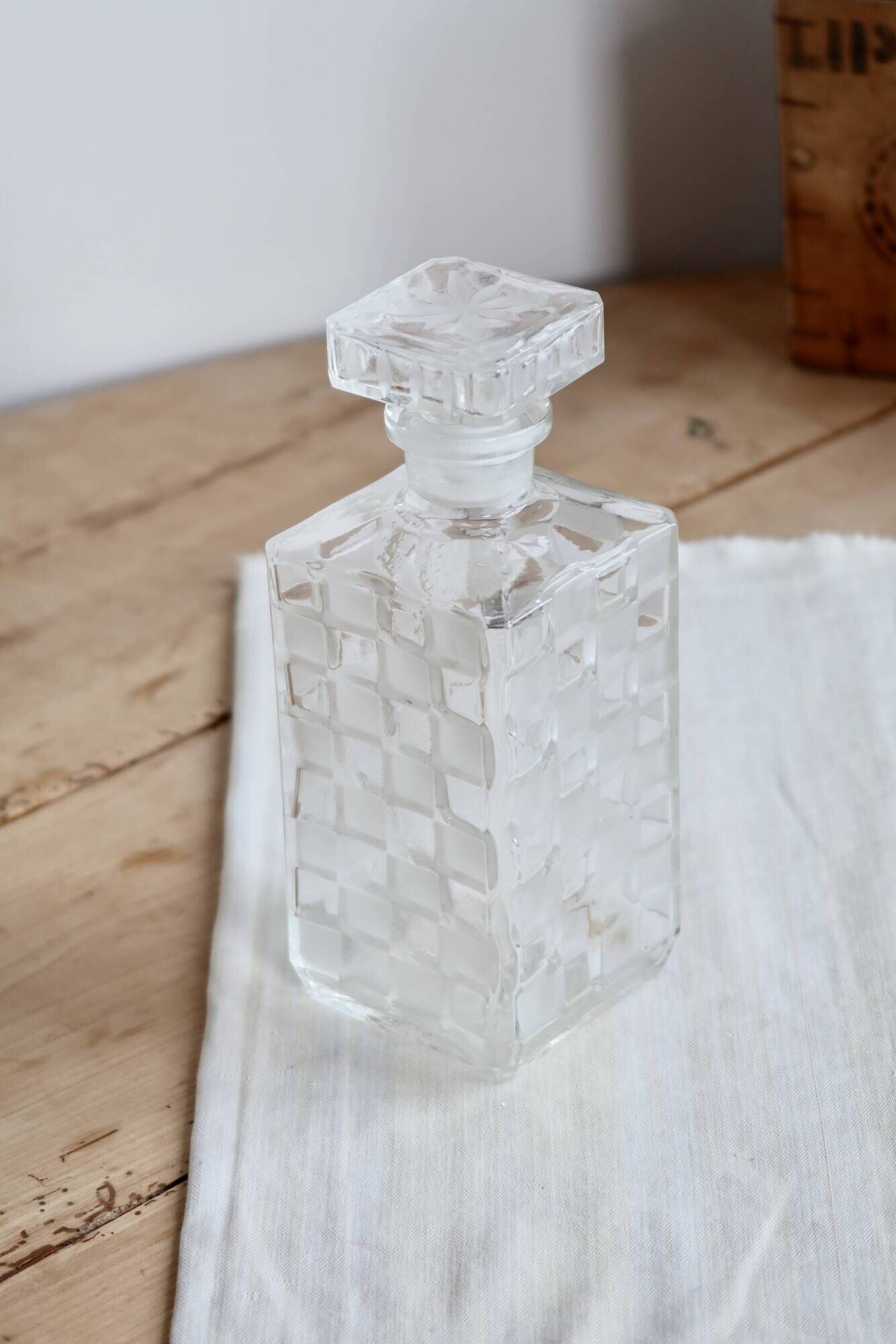 Vintage whisky carafe in transparent and frosted glass - Checkered pattern