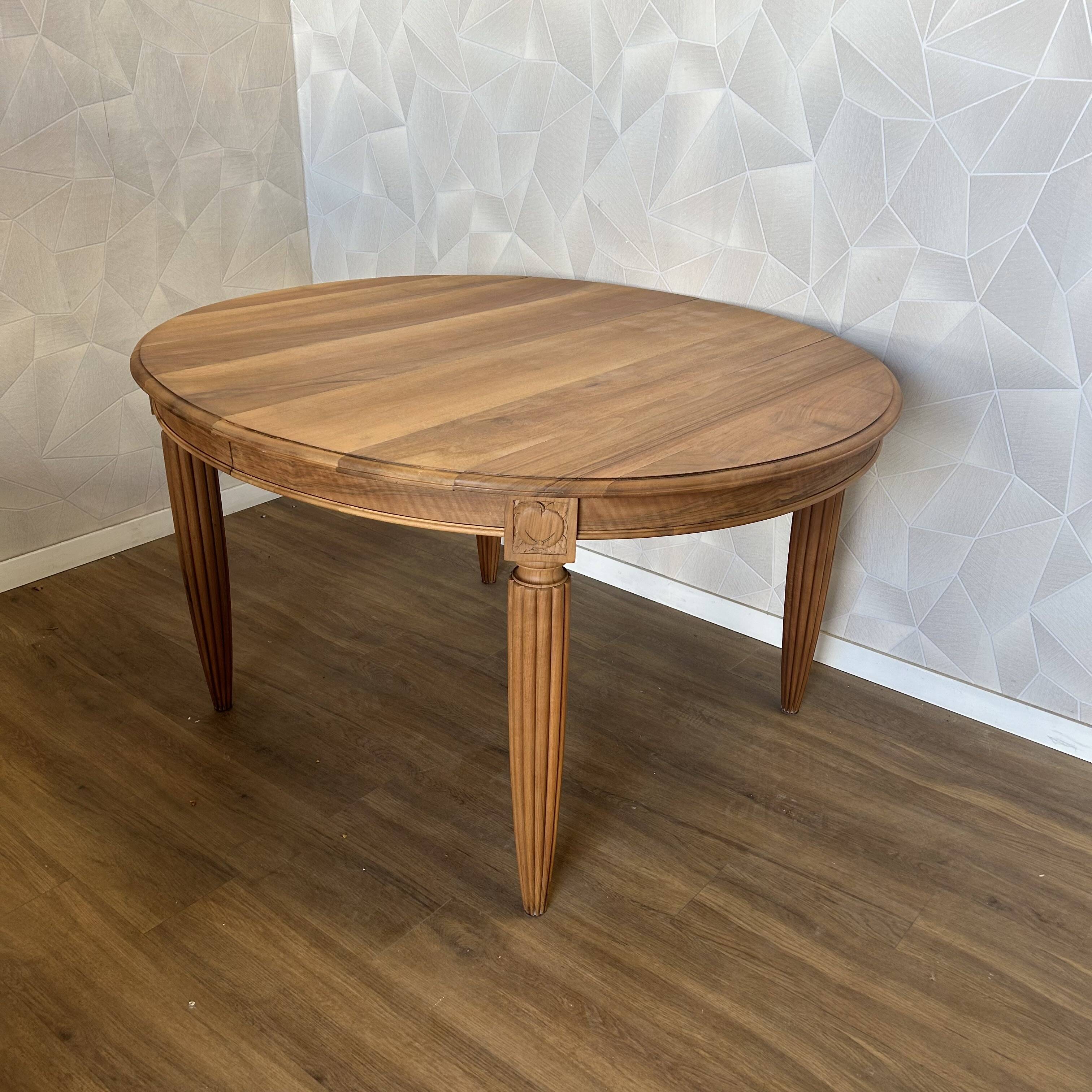Round dining table with fluted legs in solid wood