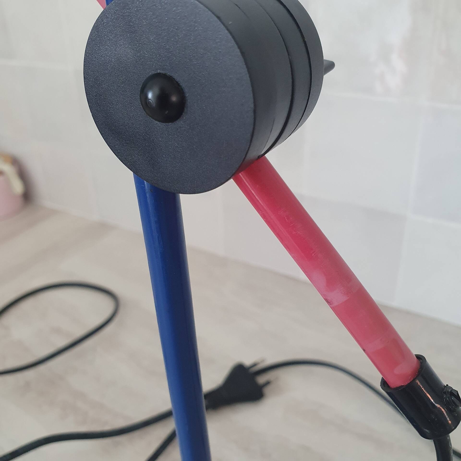 Lampe de bureau style Memphis bleu rouge vert