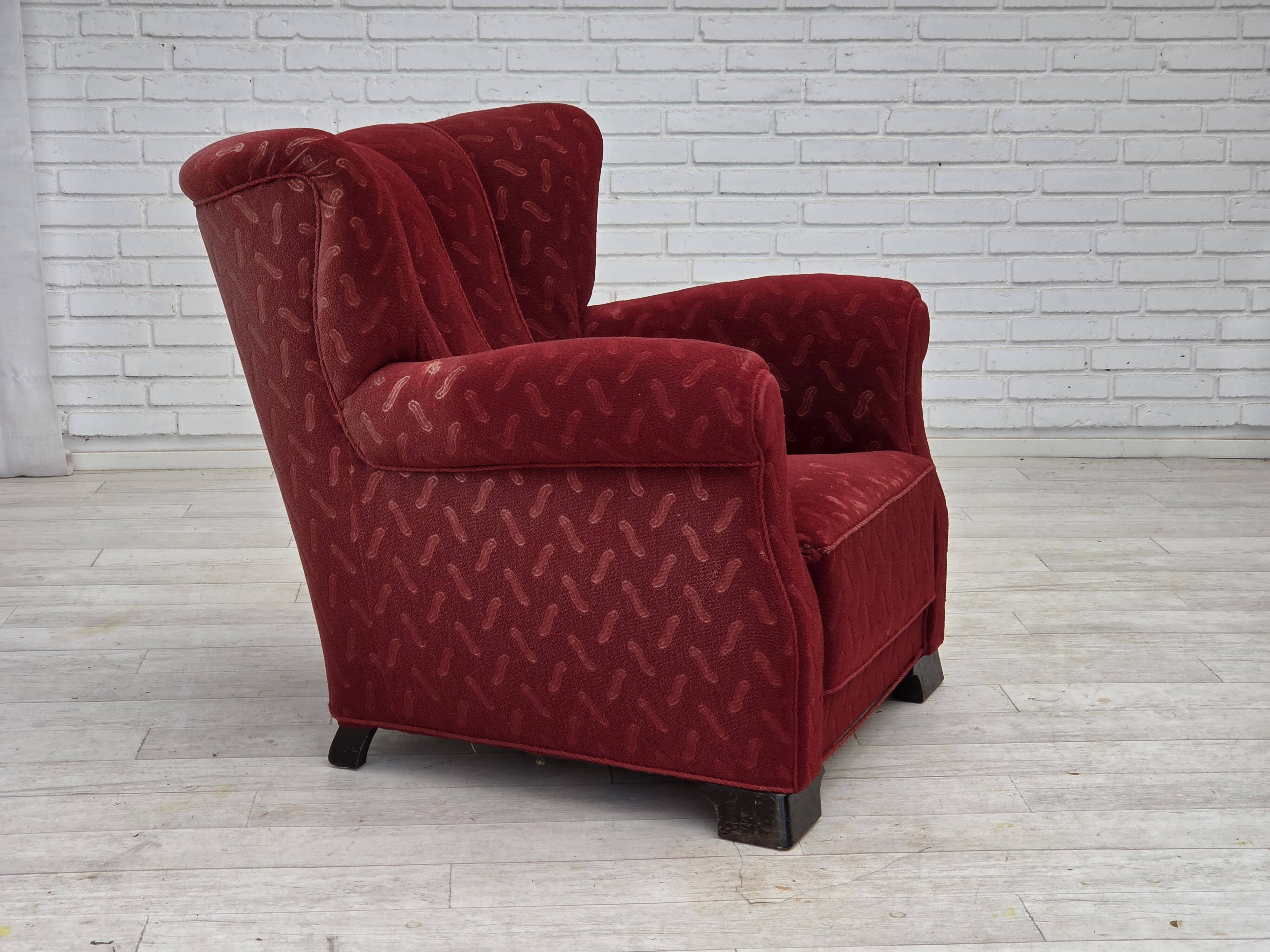 Fauteuil relax danois des années 1950, en laine rouge, bois de chêne.
