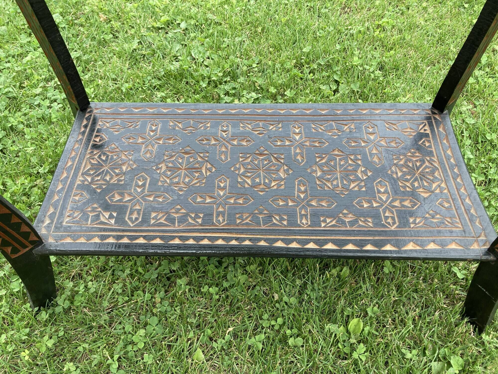 Carved wooden quadrupedal pedestal table