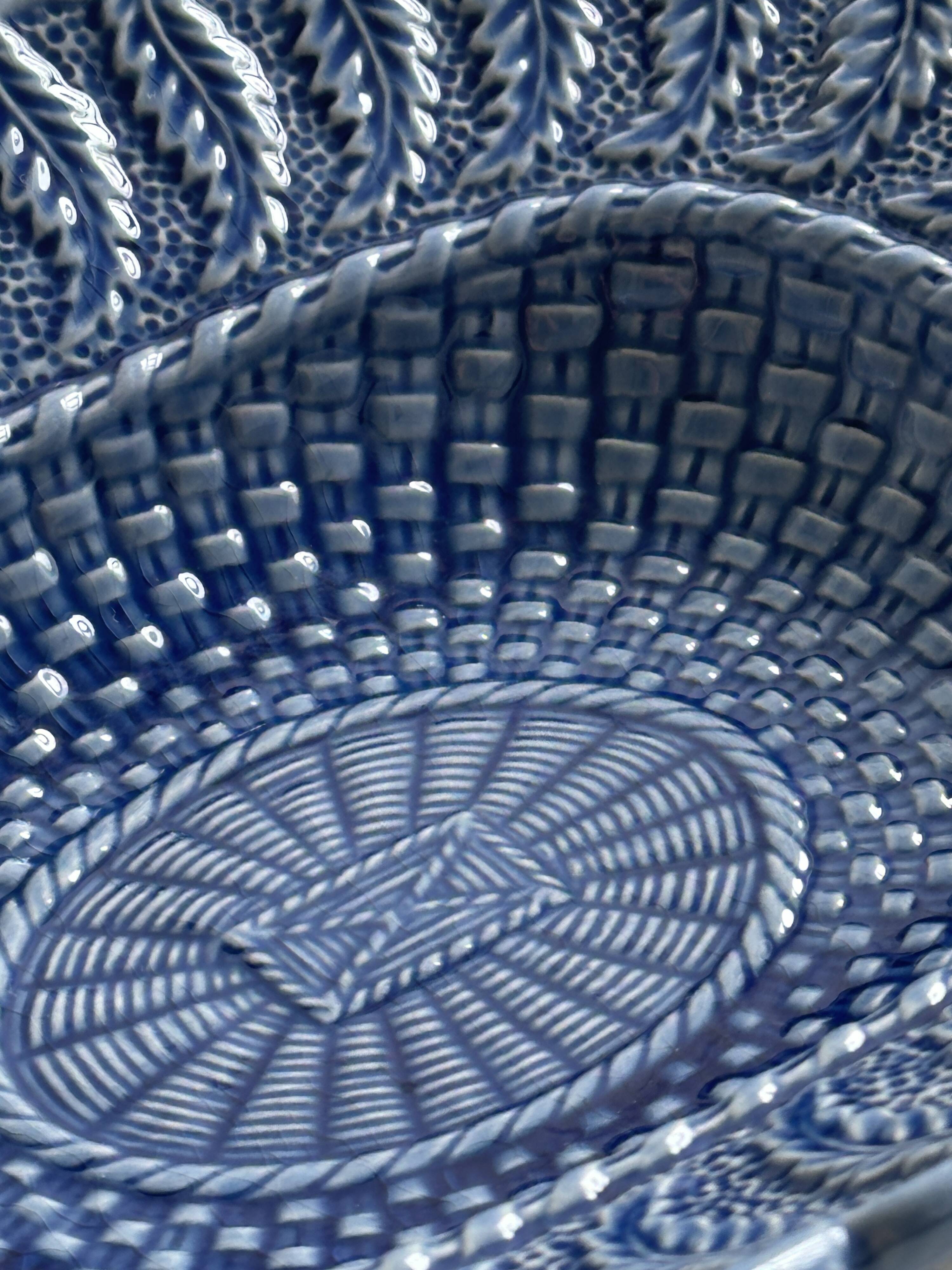 Plat en céramique bleu.