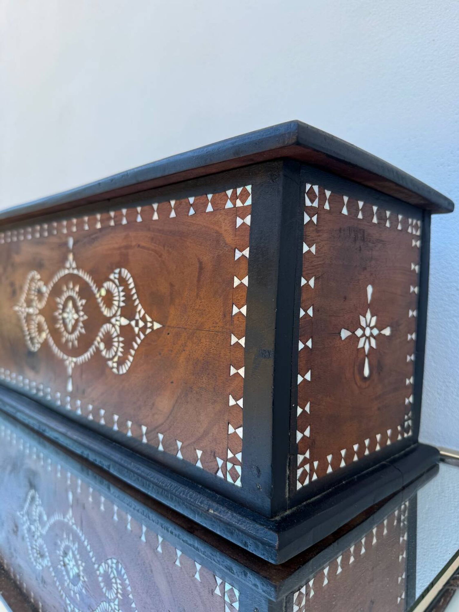 Oriental chest with marquetry and mother-of-pearl, antique.