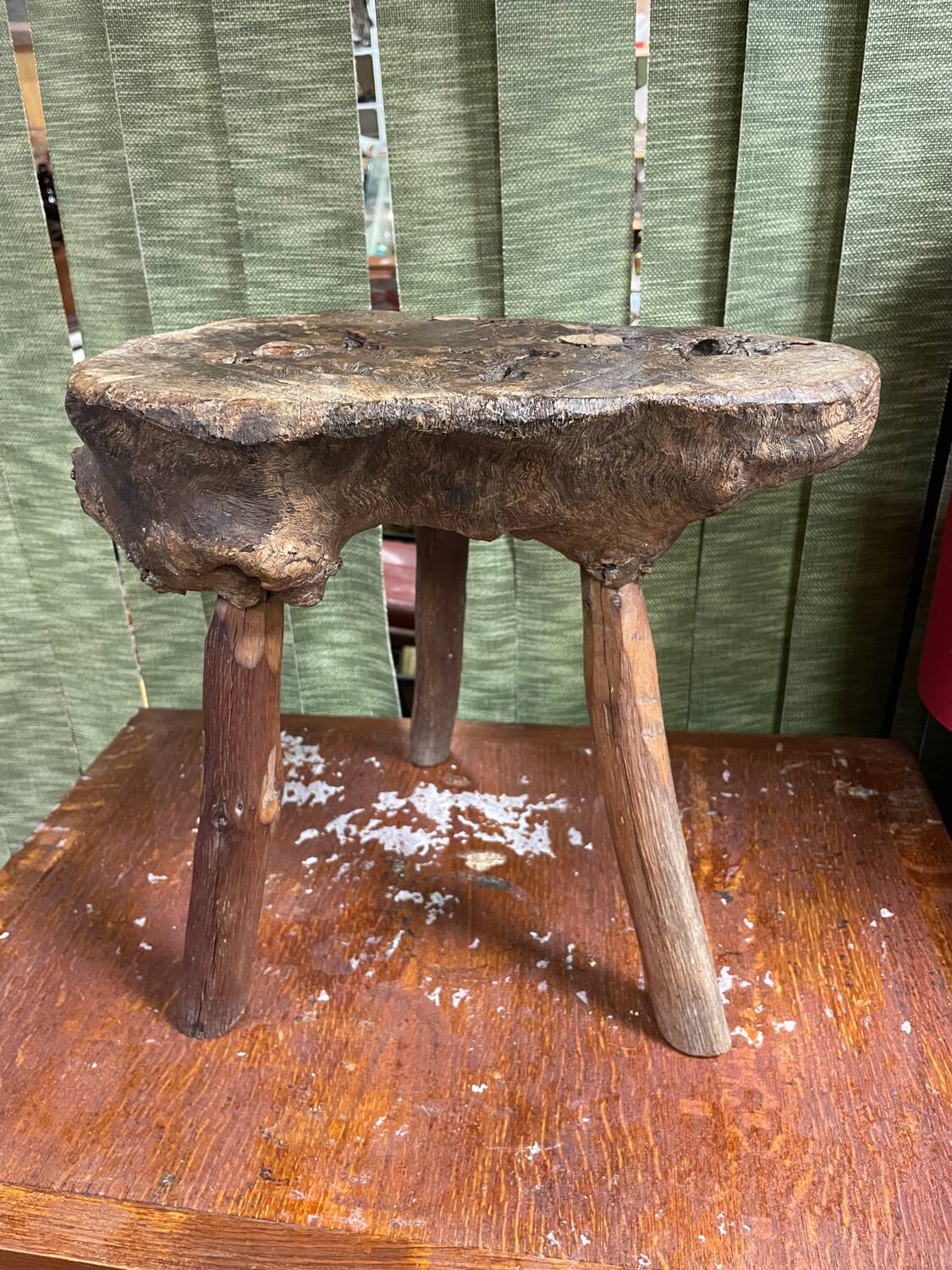 Tabouret tripode brutaliste en bois