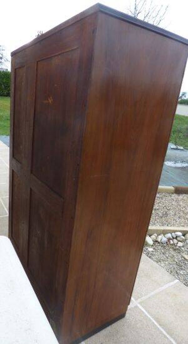 Armoire sur pleinte en noyer et placage de noyer vers 1940