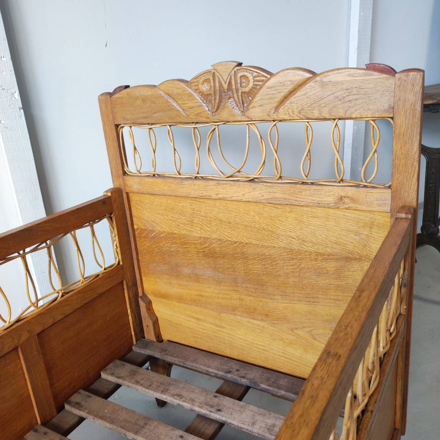 Lit bébé vintage bois verni et osier tressé