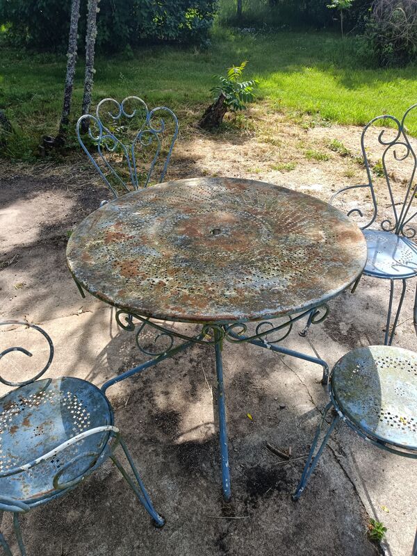 Table, 2 chaises et 2 fauteuils de jardin en fer
