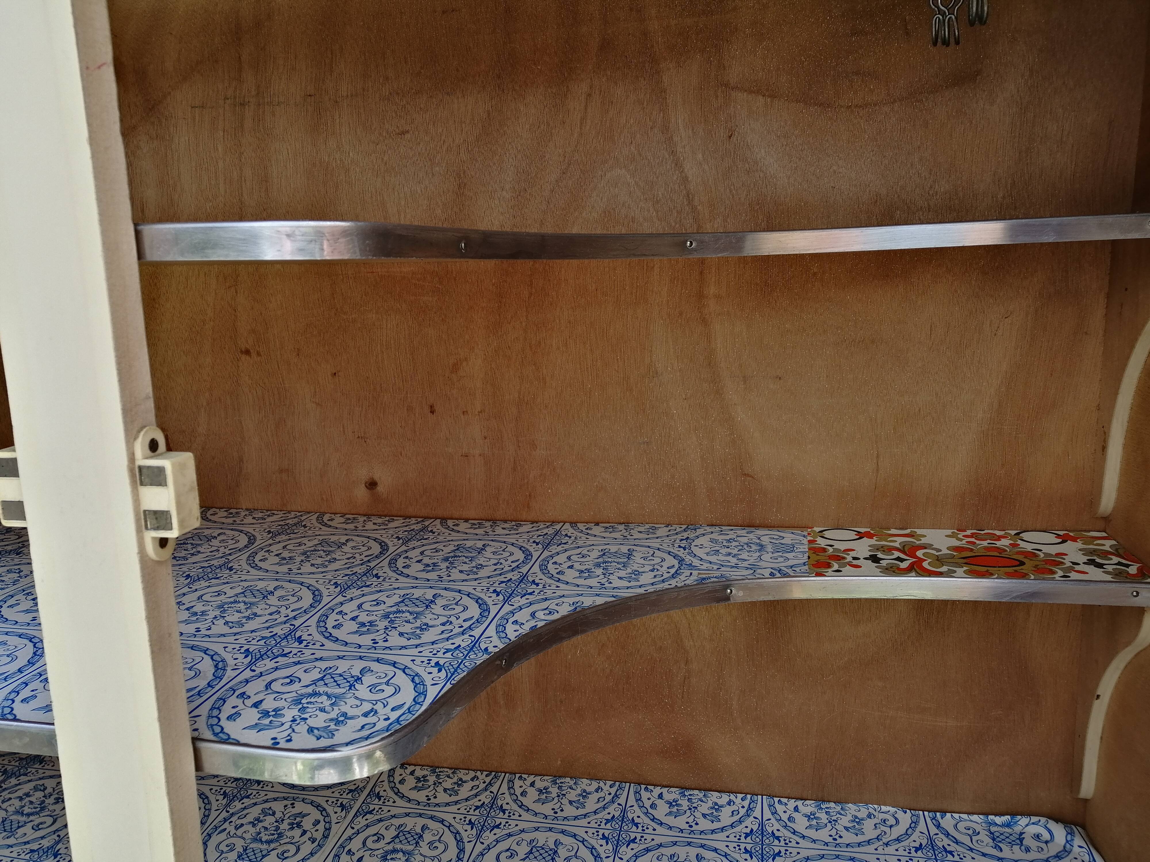 Buffet cuisine in pale yellow formica 50/60 years