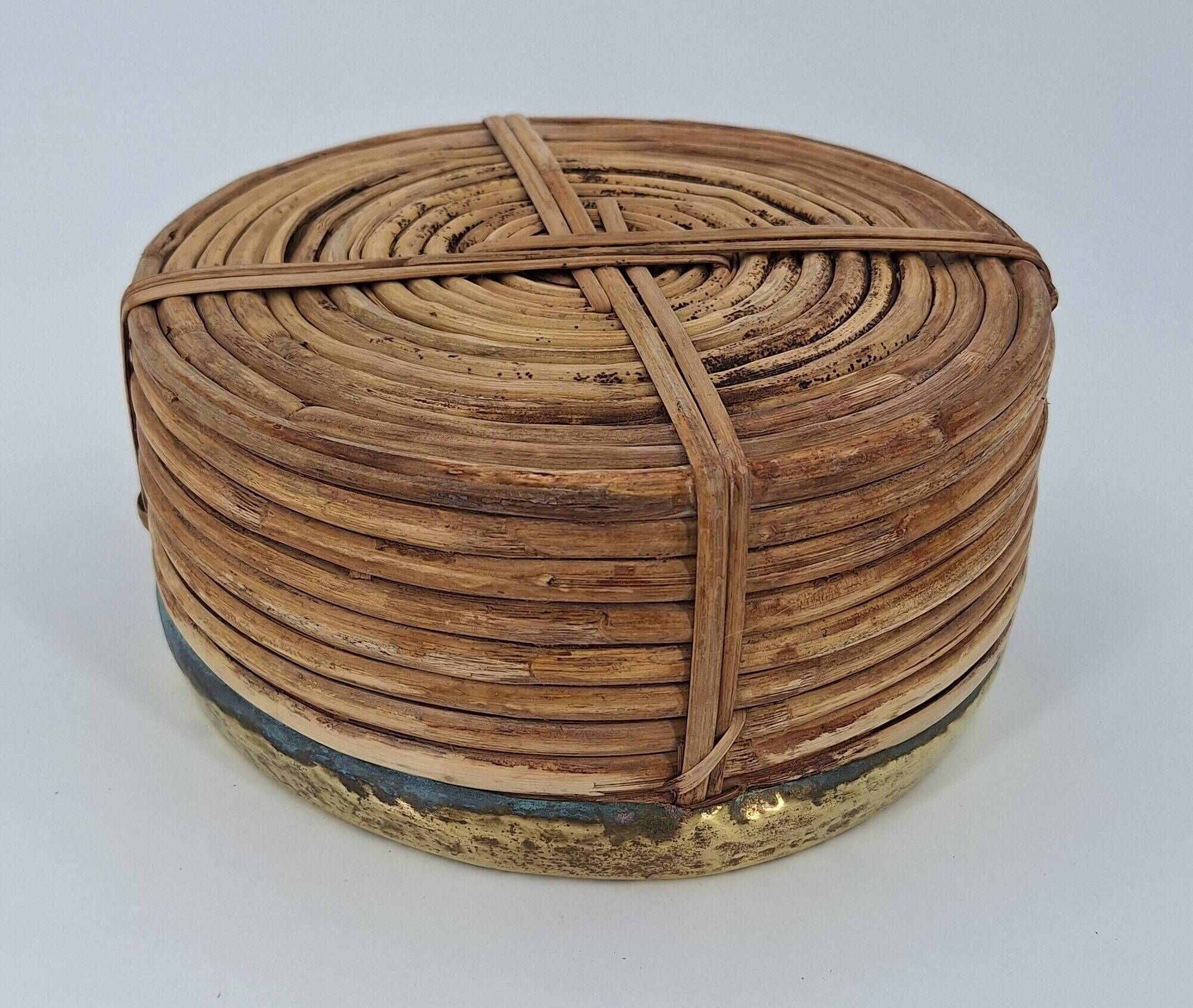 Cache-pot en rotin cerclé de laiton vers 1960 DLG Gabriella Crespi