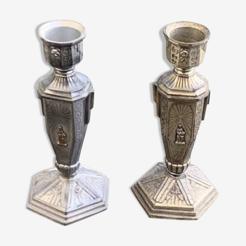 Pair of metal candlesticks, chiseled with a statuette in front, rose pattern in relief, art deco