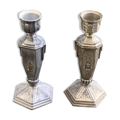 Paire de bougeoirs en metal, ciselée avec une statuette devant, motif de roses en relief, art deco