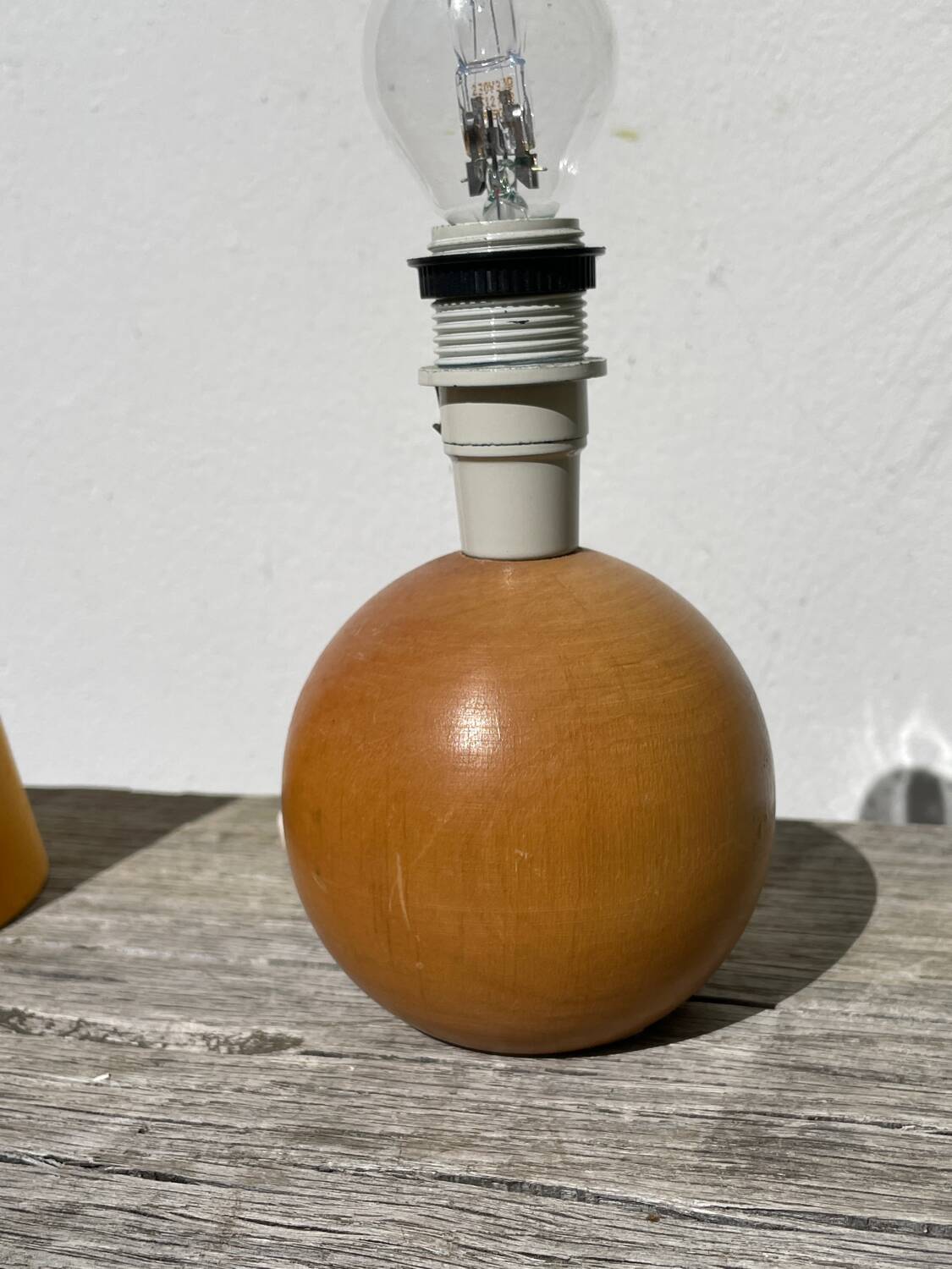 Lampe boule en bois tourné jaune 1980