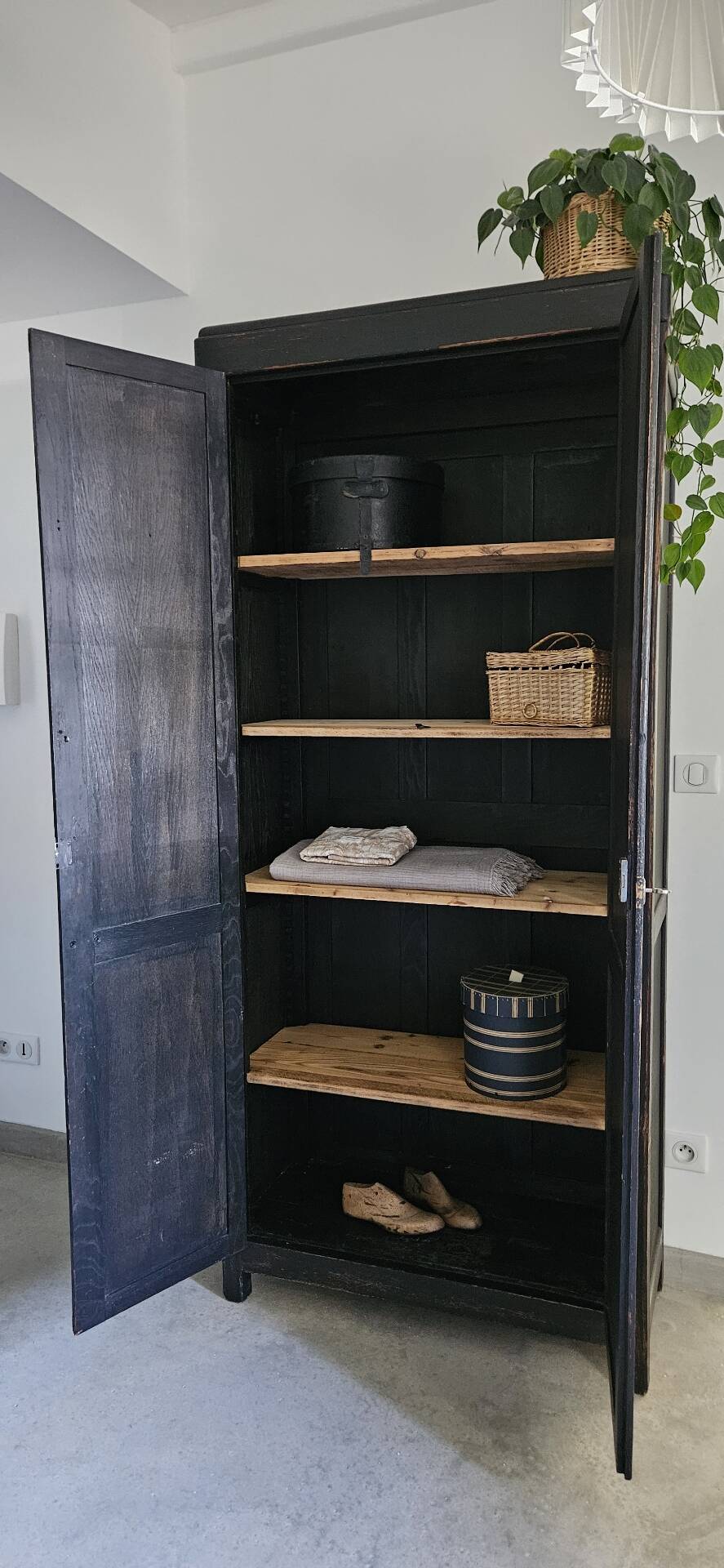 Ancienne Armoire parisienne d’école bois chêne noir