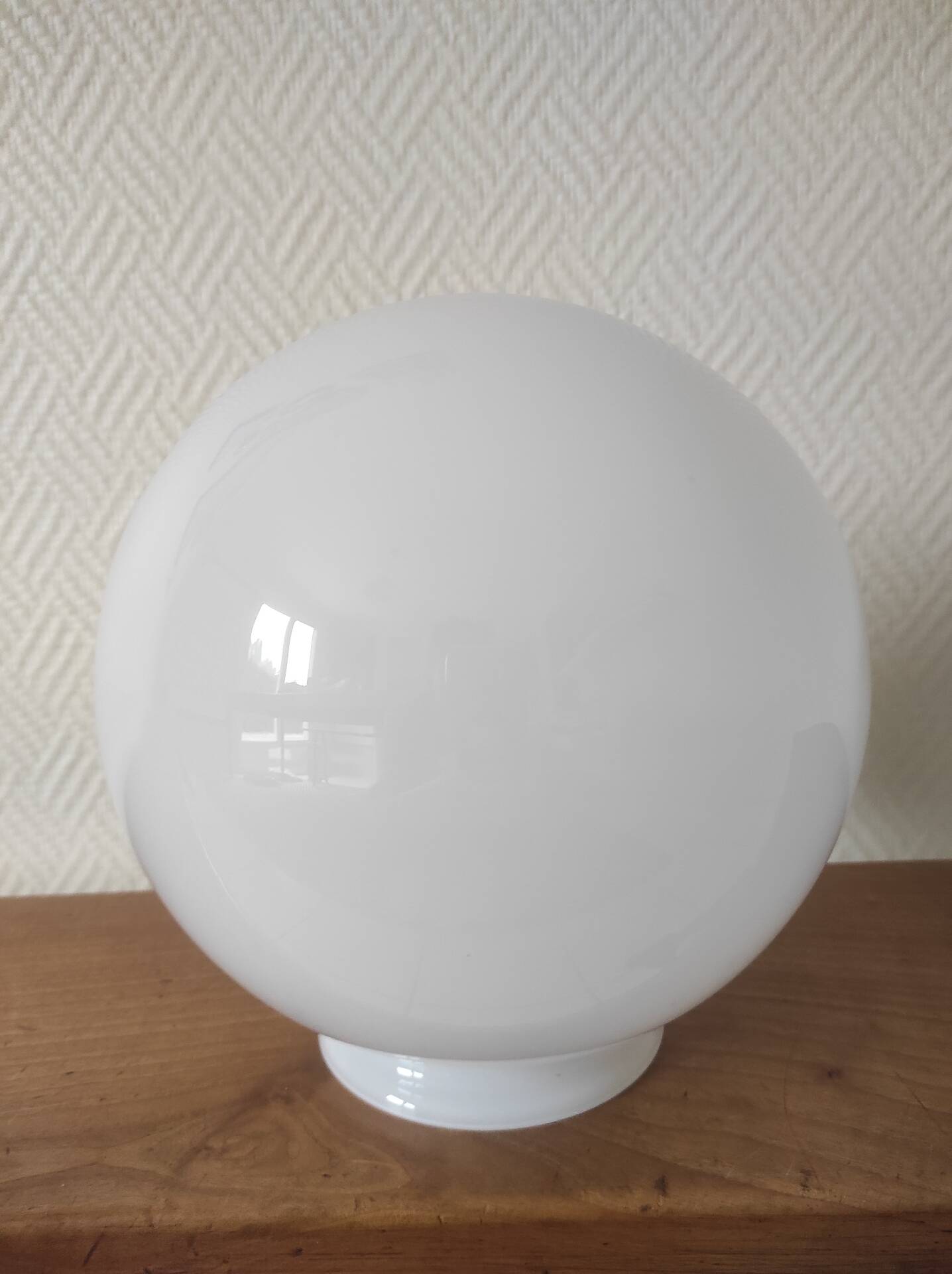 Opaline glass globe with a diameter of 20 cm.