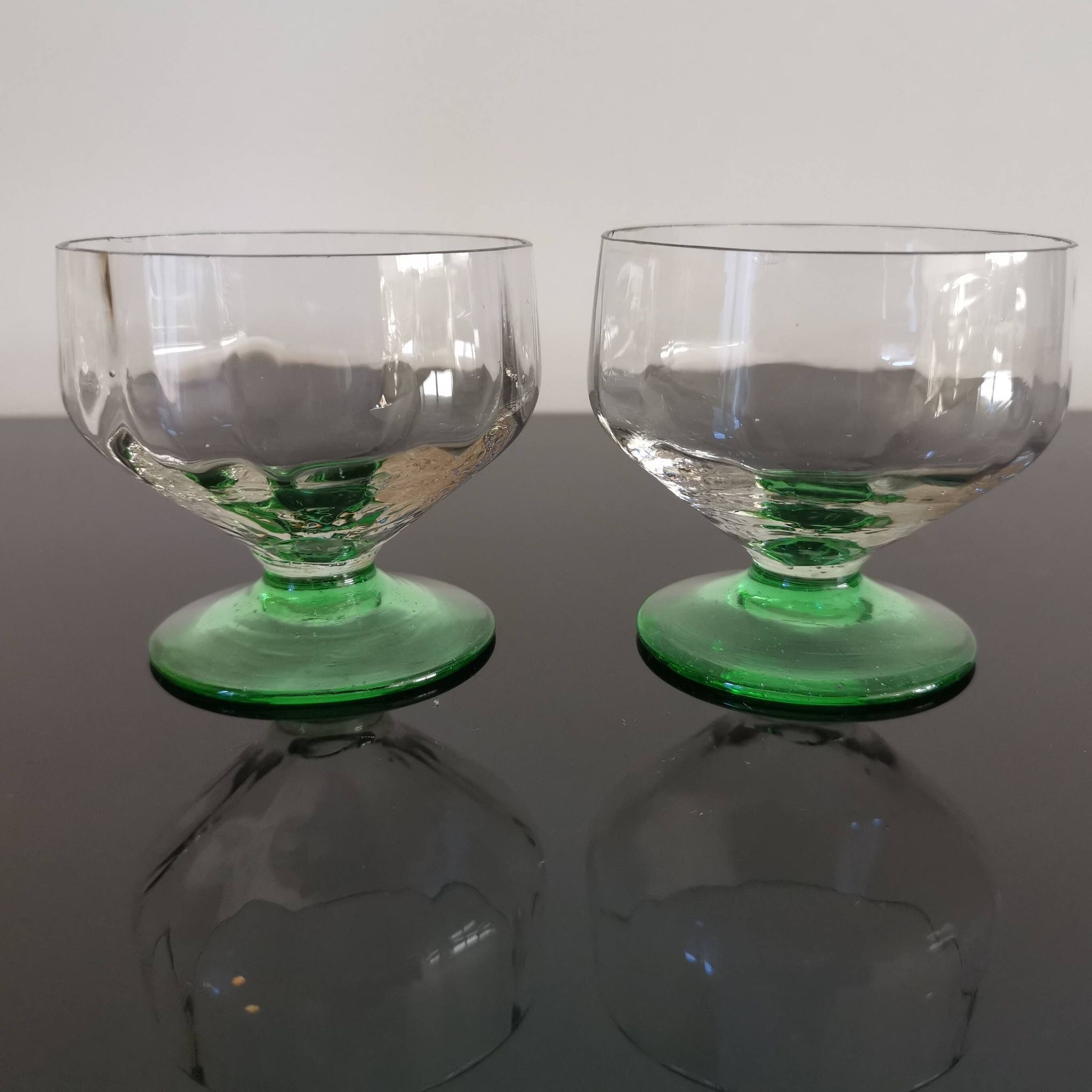 2 coupes à champagne facettées à pieds vert, années 30