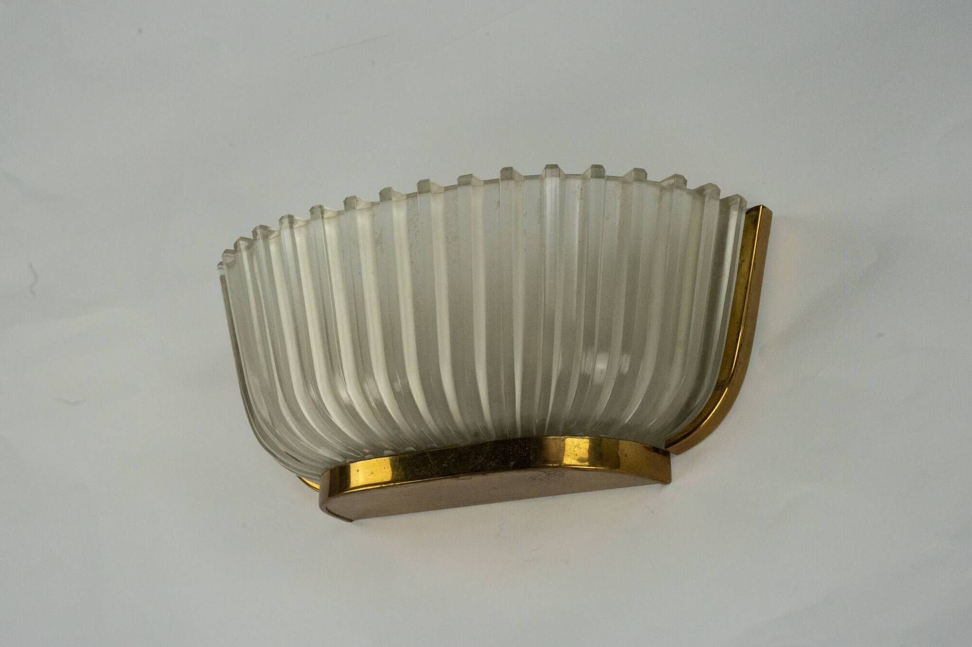 Single Art deco Seguso sconce in brass and glass. Italy 1940s