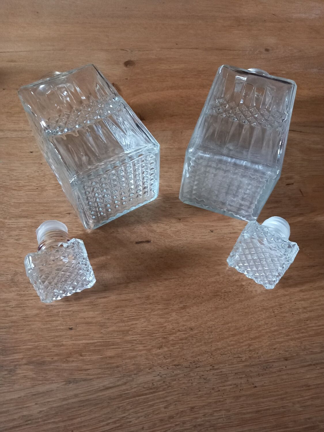 1 set of 2 whisky decanters