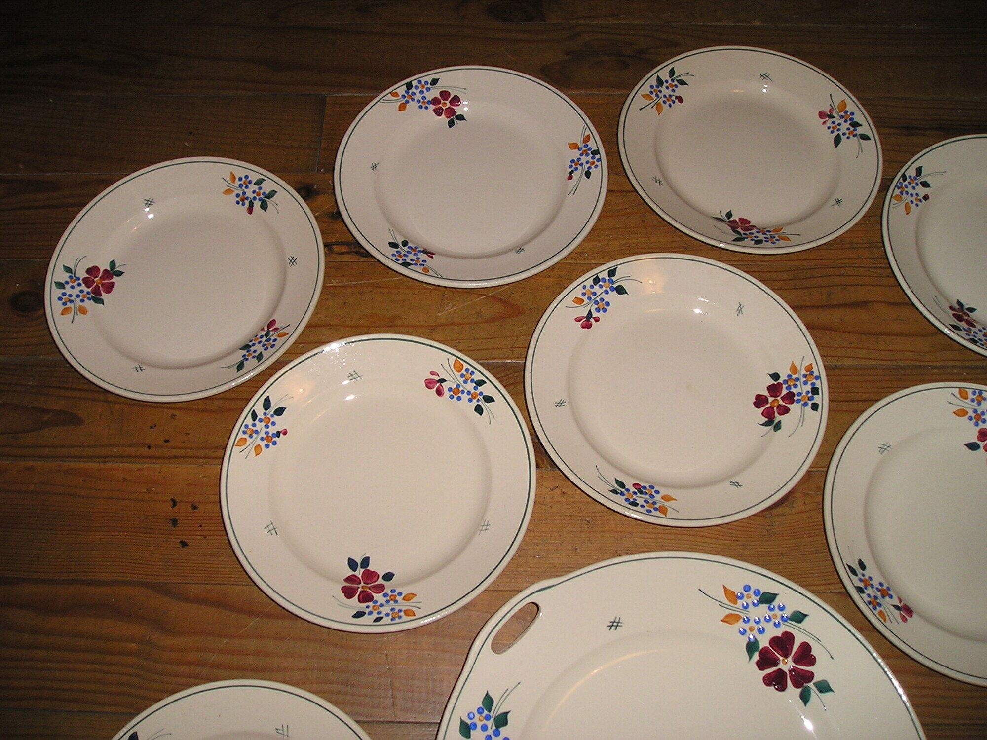 Service of 12 plates and plate with decoration of flowers Amandinoise St Amand